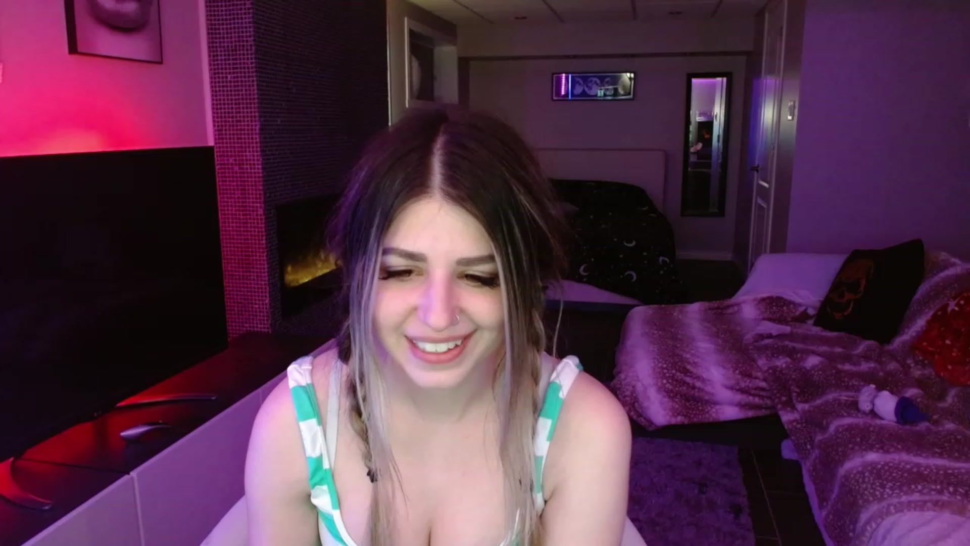 Gallery image thumbnail from Serafina's myfreecams stream on, 03/18/2024, 04:25 image 6 of 20