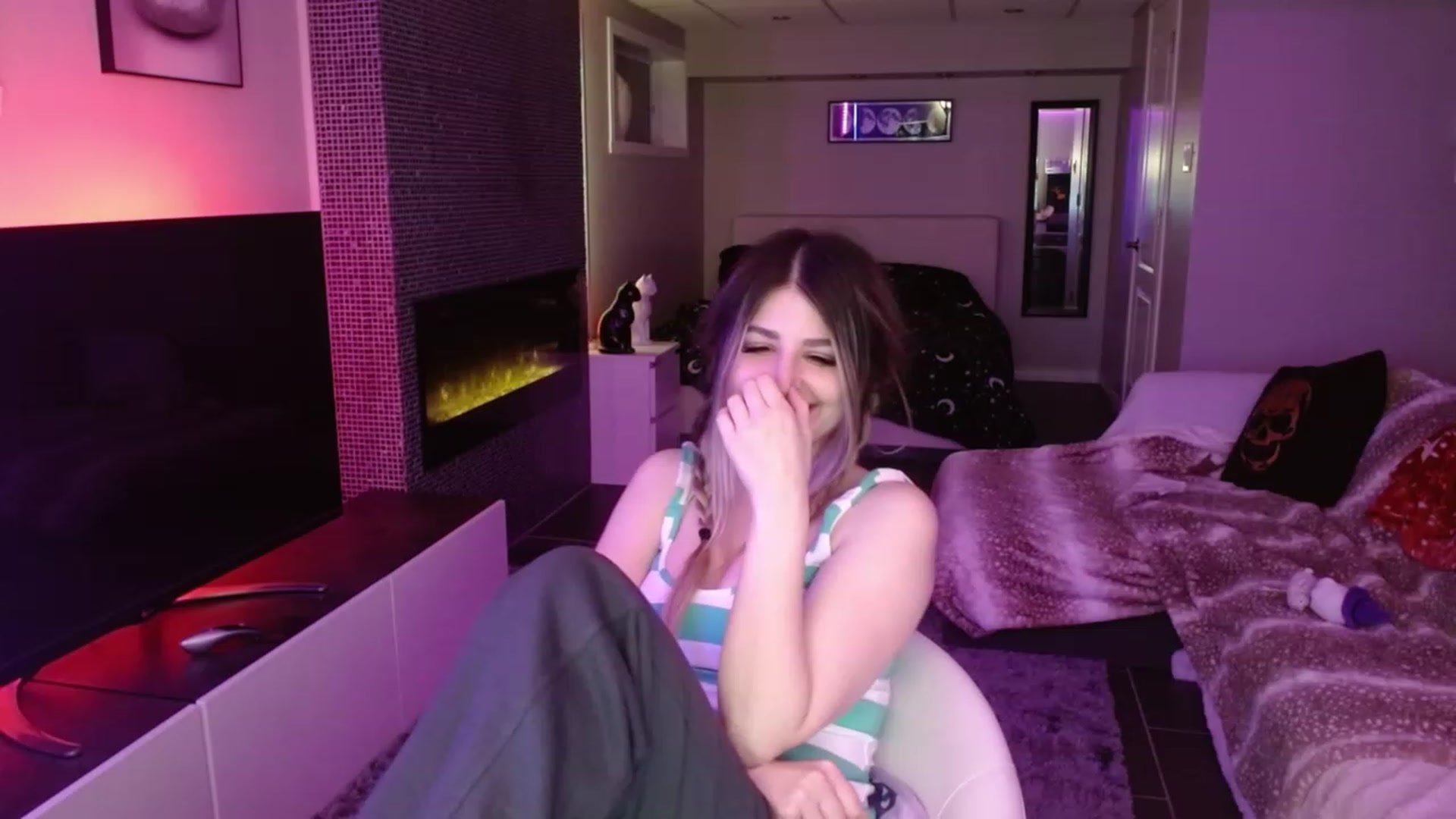 Gallery image thumbnail from Serafina's myfreecams stream on, 03/18/2024, 04:25 image 7 of 20