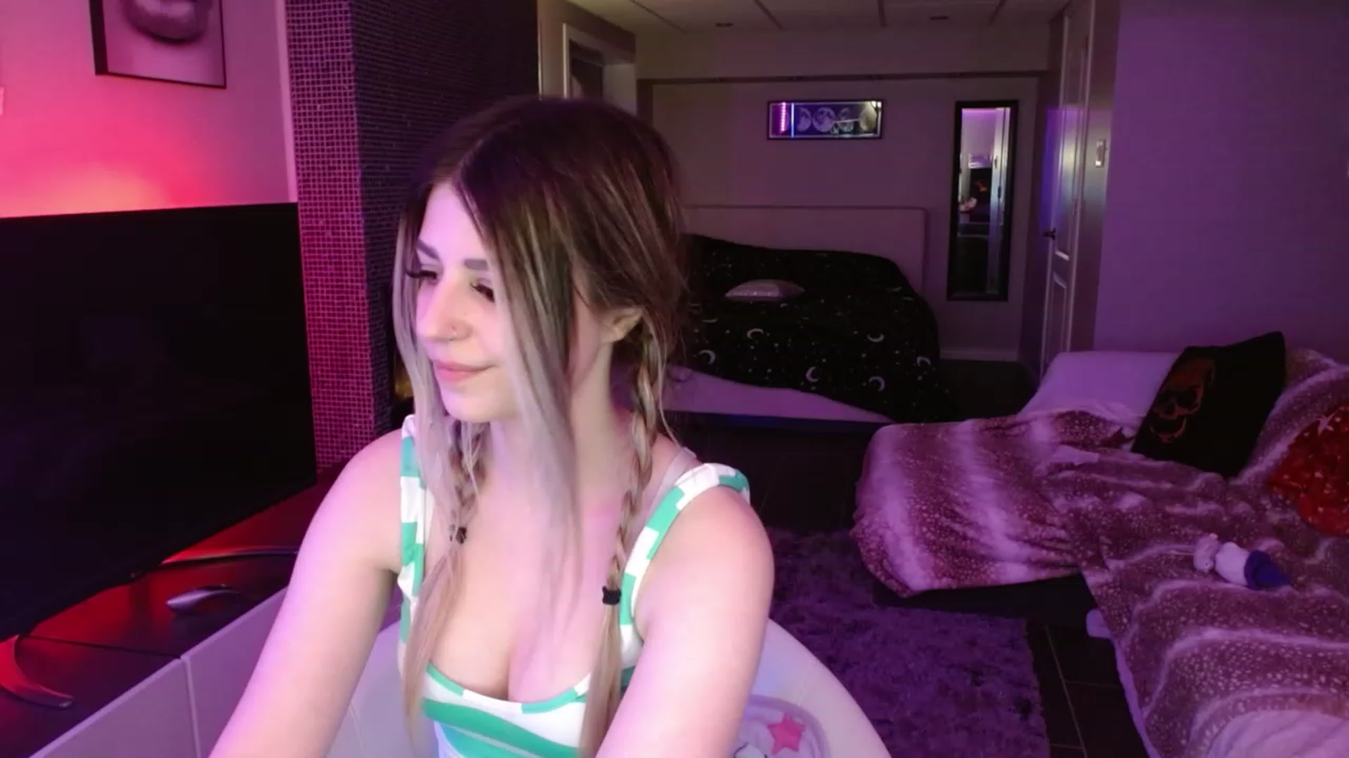 Gallery image thumbnail from Serafina's myfreecams stream on, 03/18/2024, 04:25 image 4 of 20