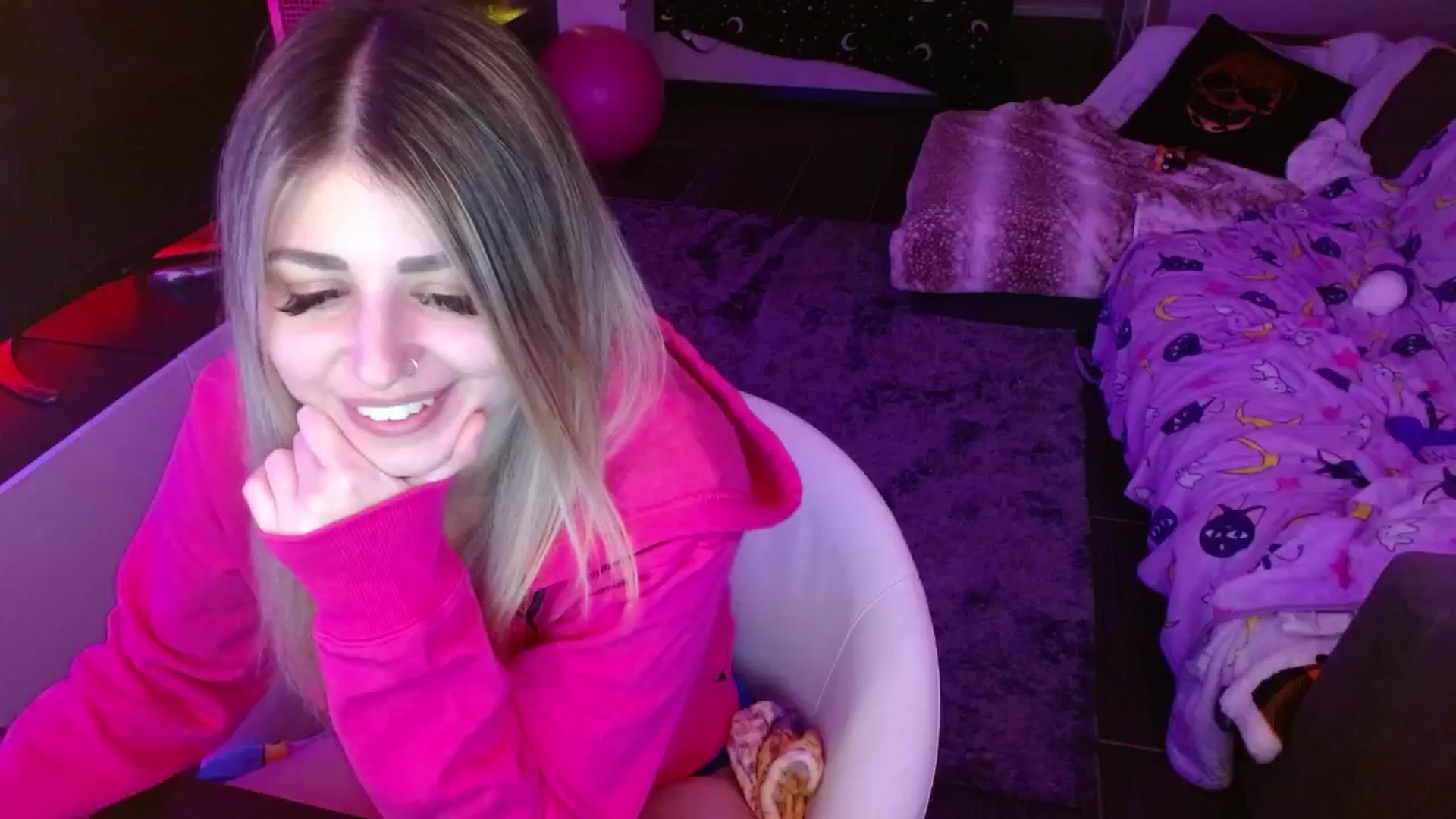 Gallery image thumbnail from Serafina's myfreecams stream on, 05/15/2024, 06:03 image 14 of 20