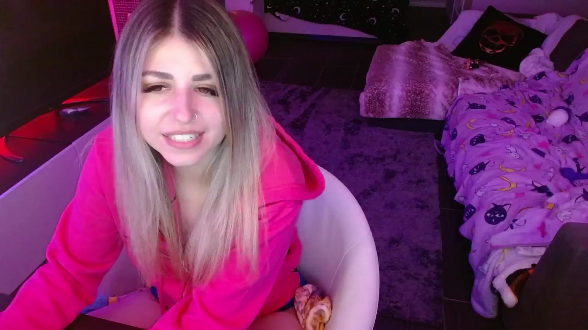 Gallery image thumbnail from Serafina's myfreecams stream on, 05/15/2024, 06:03 image 8 of 20