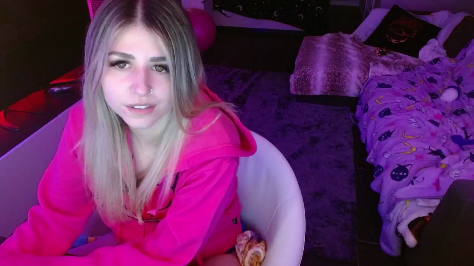 Gallery image thumbnail from Serafina's myfreecams stream on, 05/15/2024, 06:03 image 17 of 20