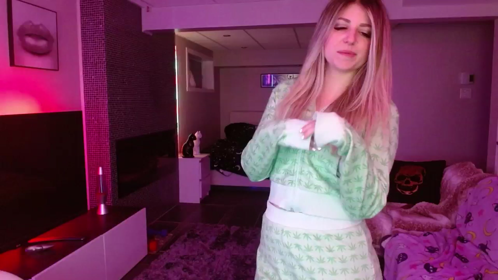 Gallery image thumbnail from Serafina's myfreecams stream on, 06/20/2024, 06:03 image 10 of 20