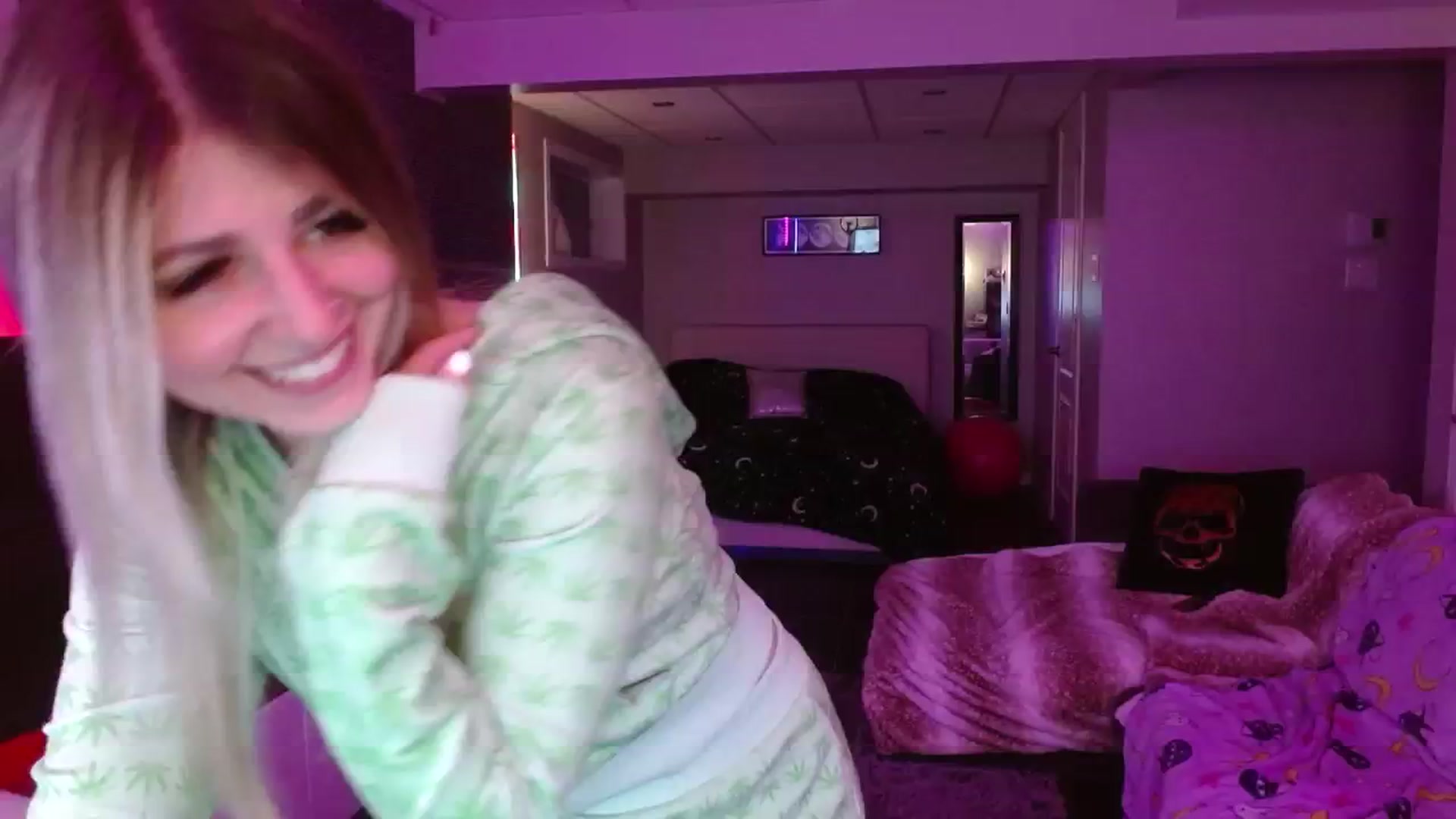 Gallery image thumbnail from Serafina's myfreecams stream on, 06/20/2024, 06:03 image 9 of 20