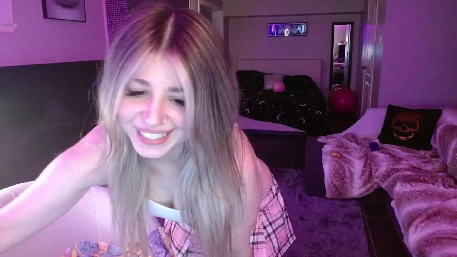 Gallery image thumbnail from Serafina's myfreecams stream on, 08/17/2024, 03:32 image 10 of 20