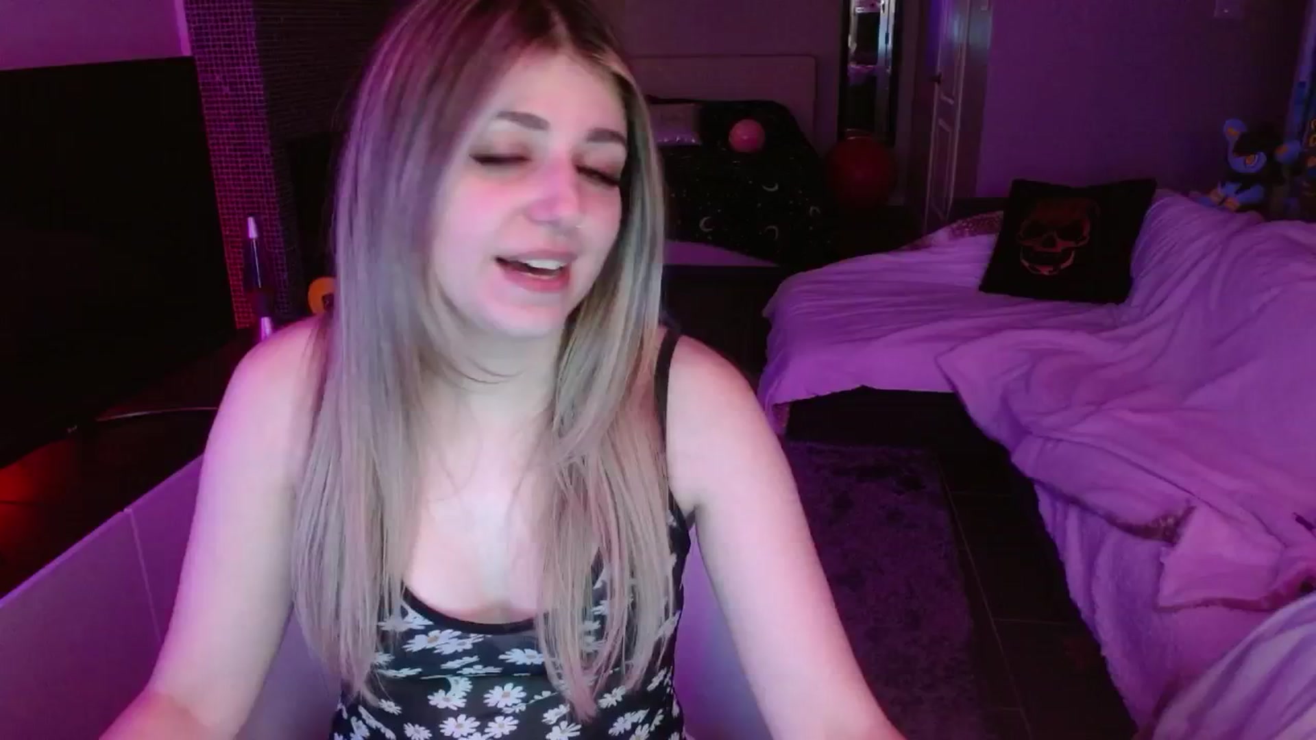 Gallery image thumbnail from Serafina's myfreecams stream on, 08/28/2024, 02:33 image 6 of 20