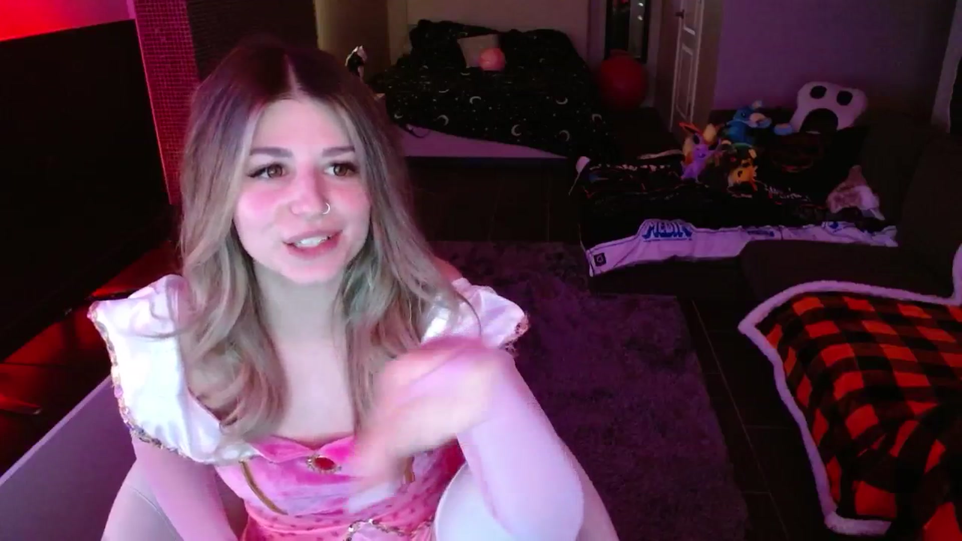 Gallery image thumbnail from Serafina's myfreecams stream on, 10/07/2024, 03:00 image 15 of 20