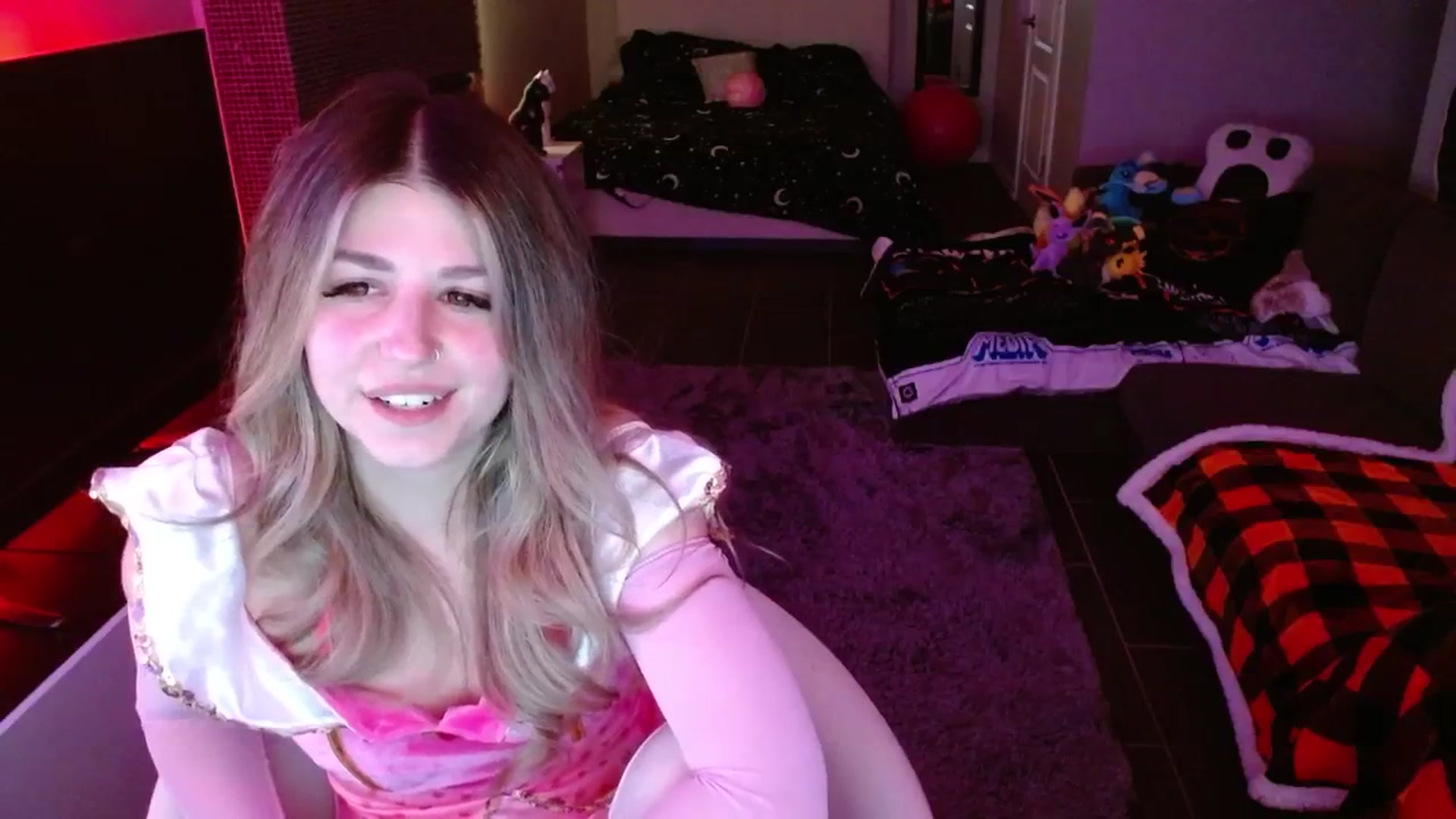 Gallery image thumbnail from Serafina's myfreecams stream on, 10/07/2024, 03:00 image 14 of 20