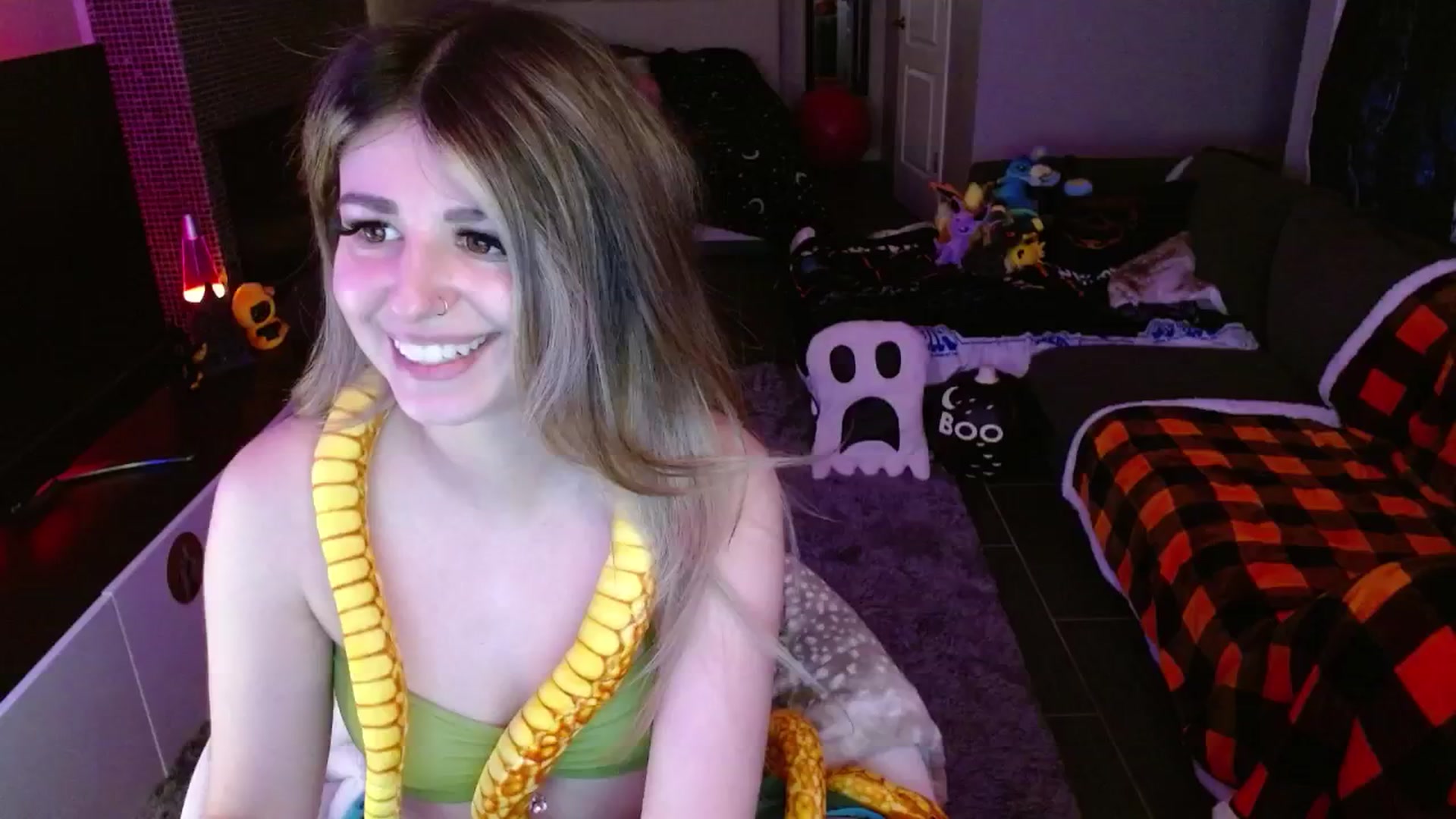Gallery image thumbnail from Serafina's myfreecams stream on, 10/13/2024, 03:21 image 12 of 20