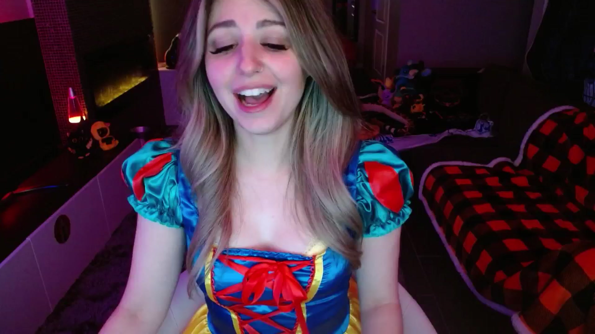Gallery image thumbnail from Serafina's myfreecams stream on, 10/18/2024, 03:23 image 10 of 20