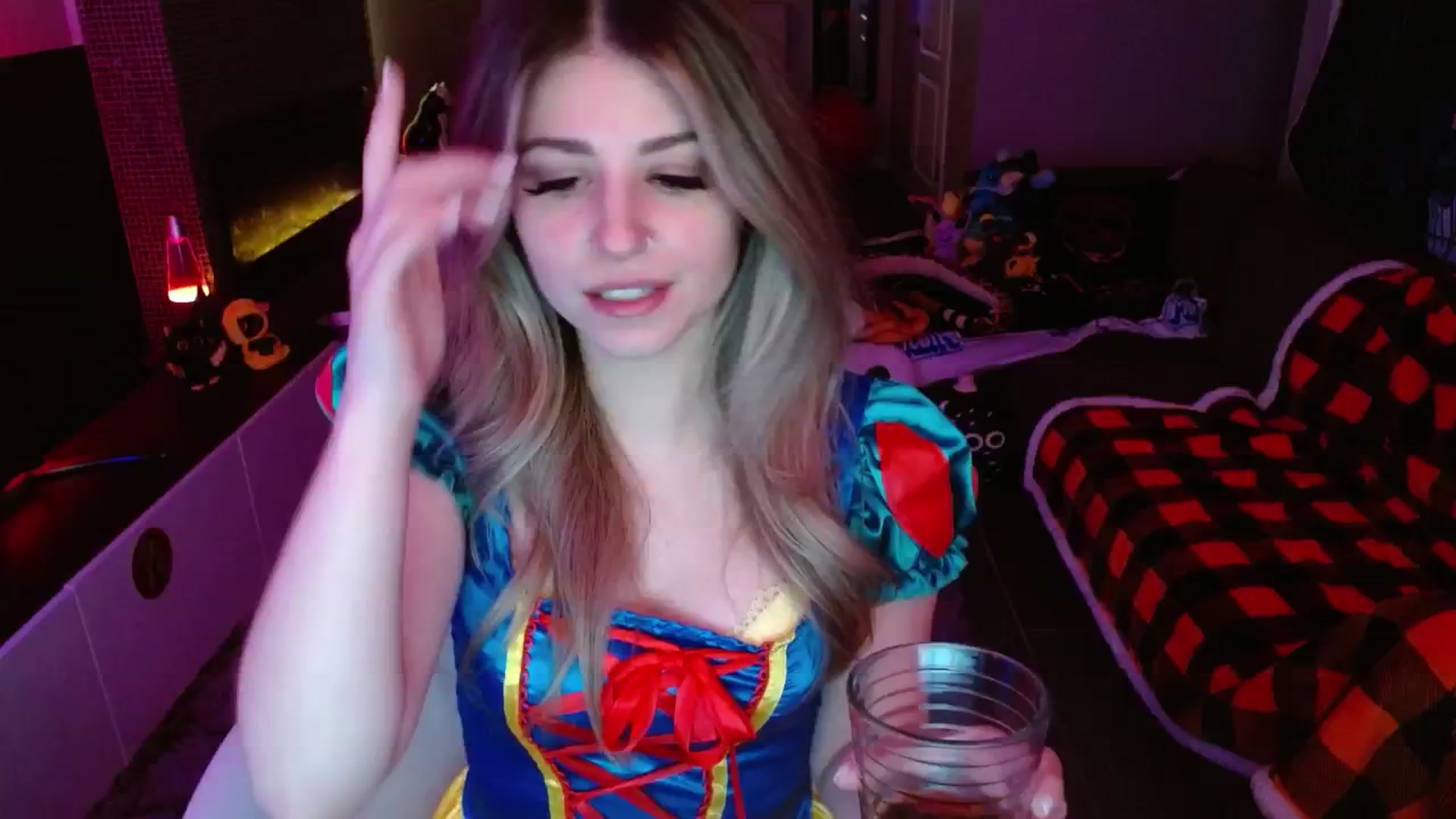 Gallery image thumbnail from Serafina's myfreecams stream on, 10/18/2024, 03:23 image 4 of 20