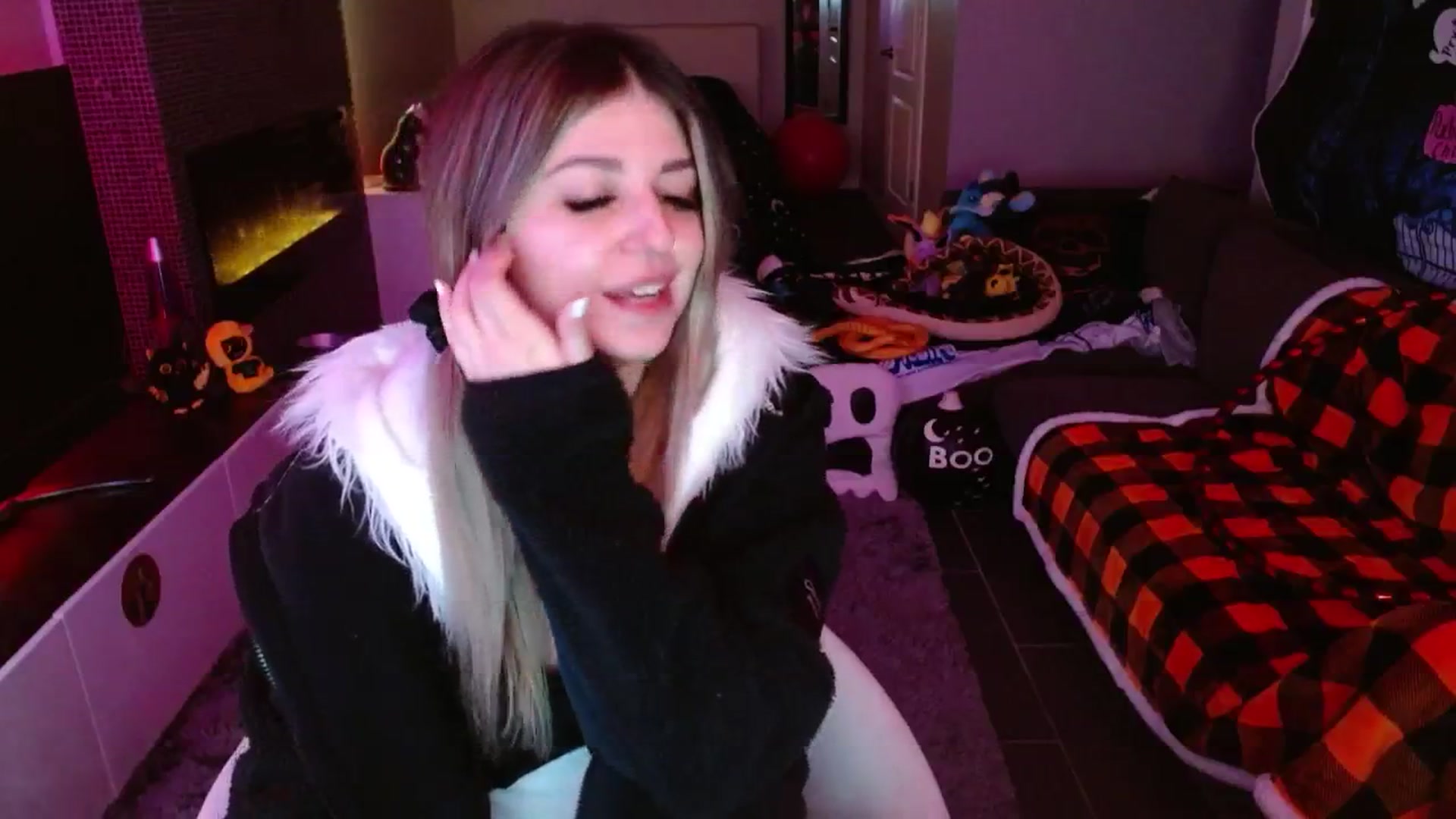 Gallery image thumbnail from Serafina's myfreecams stream on, 10/19/2024, 03:42 image 5 of 20