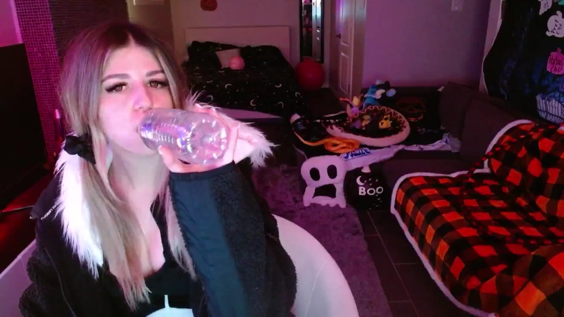 Gallery image thumbnail from Serafina's myfreecams stream on, 10/19/2024, 03:42 image 17 of 20