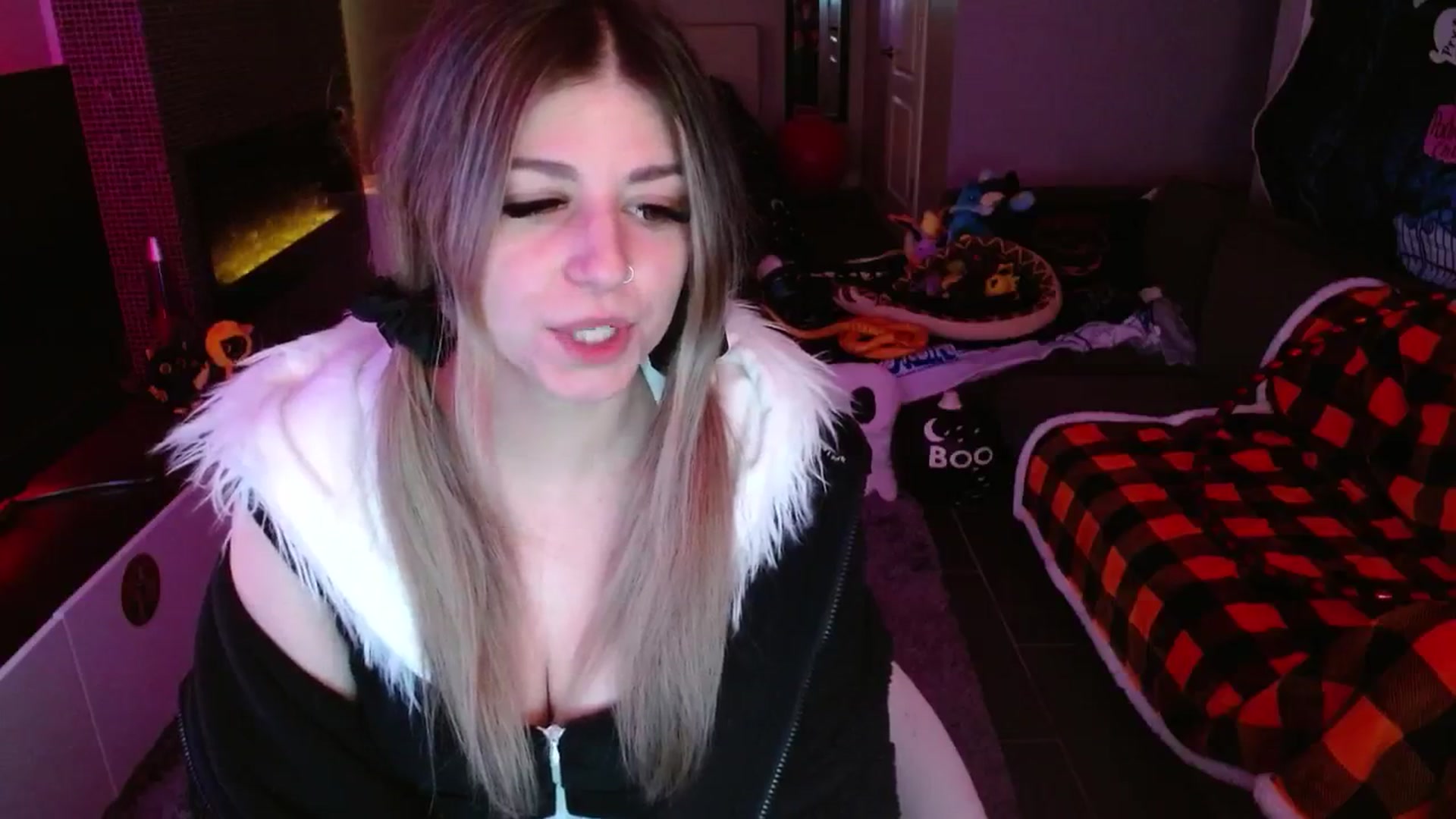Gallery image thumbnail from Serafina's myfreecams stream on, 10/19/2024, 03:42 image 7 of 20