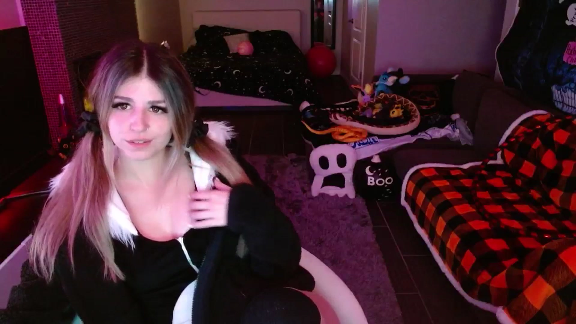 Gallery image thumbnail from Serafina's myfreecams stream on, 10/19/2024, 03:42 image 3 of 20
