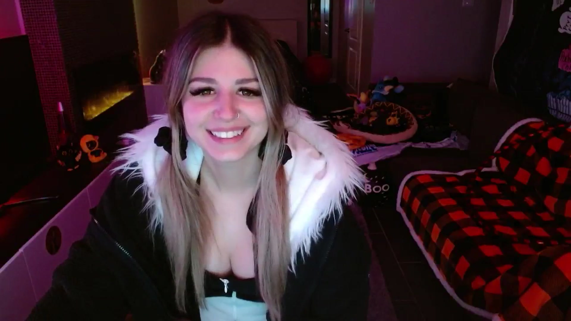 Gallery image thumbnail from Serafina's myfreecams stream on, 10/19/2024, 03:42 image 15 of 20
