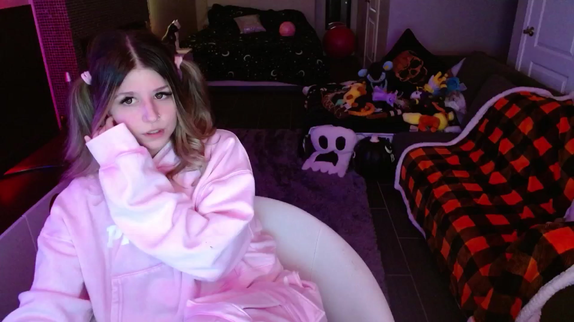 Gallery image thumbnail from Serafina's myfreecams stream on, 11/23/2024, 05:25 image 15 of 20