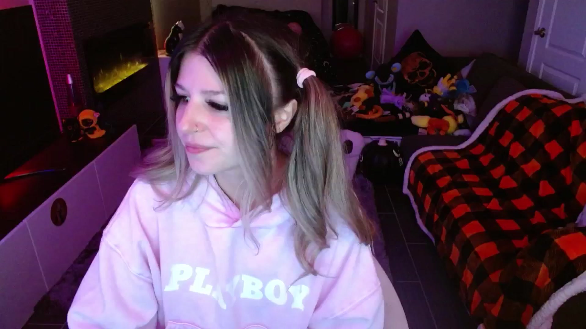 Gallery image thumbnail from Serafina's myfreecams stream on, 11/23/2024, 05:25 image 8 of 20