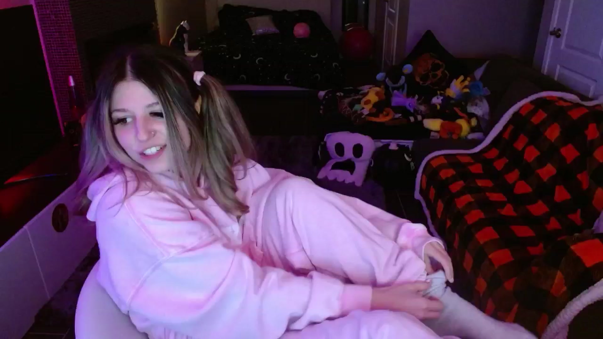 Gallery image thumbnail from Serafina's myfreecams stream on, 11/23/2024, 05:25 image 17 of 20