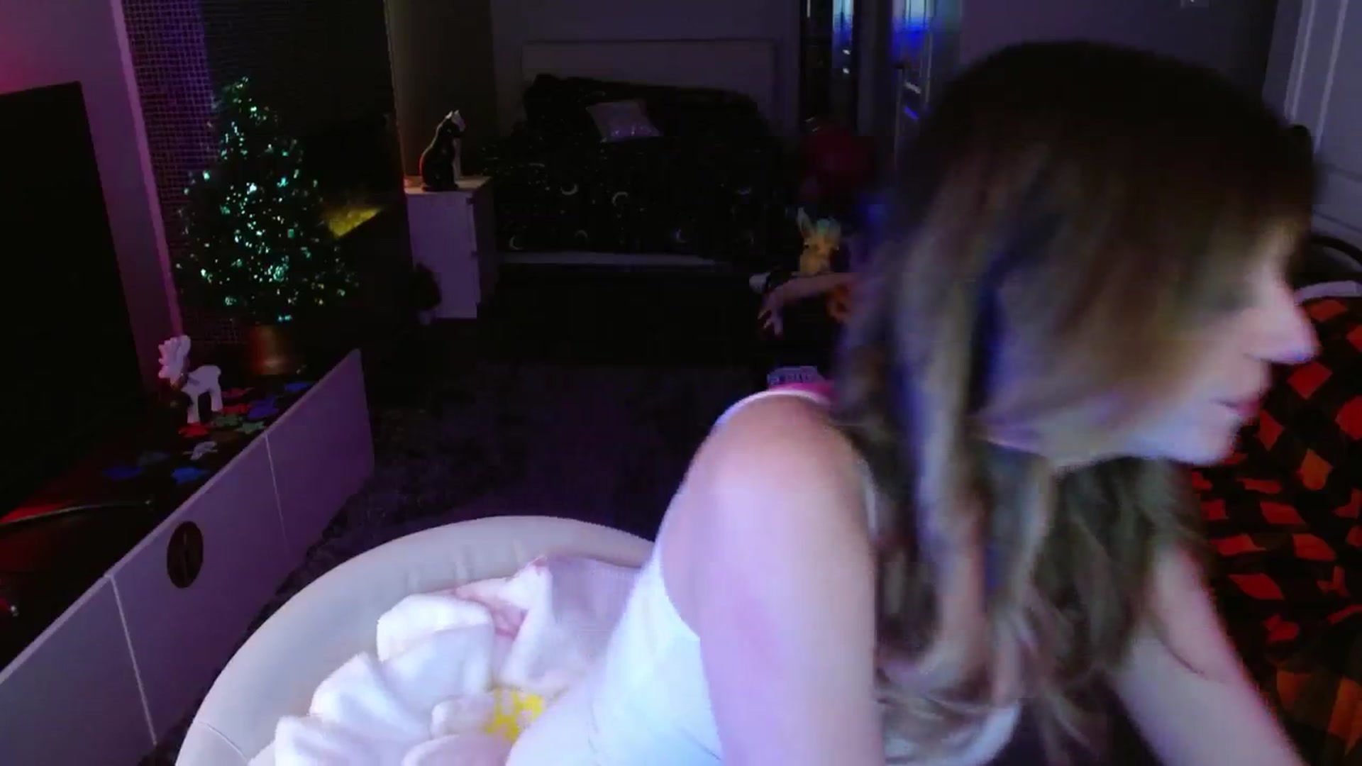 Gallery image thumbnail from Serafina's myfreecams stream on, 12/05/2024, 04:04 image 14 of 20