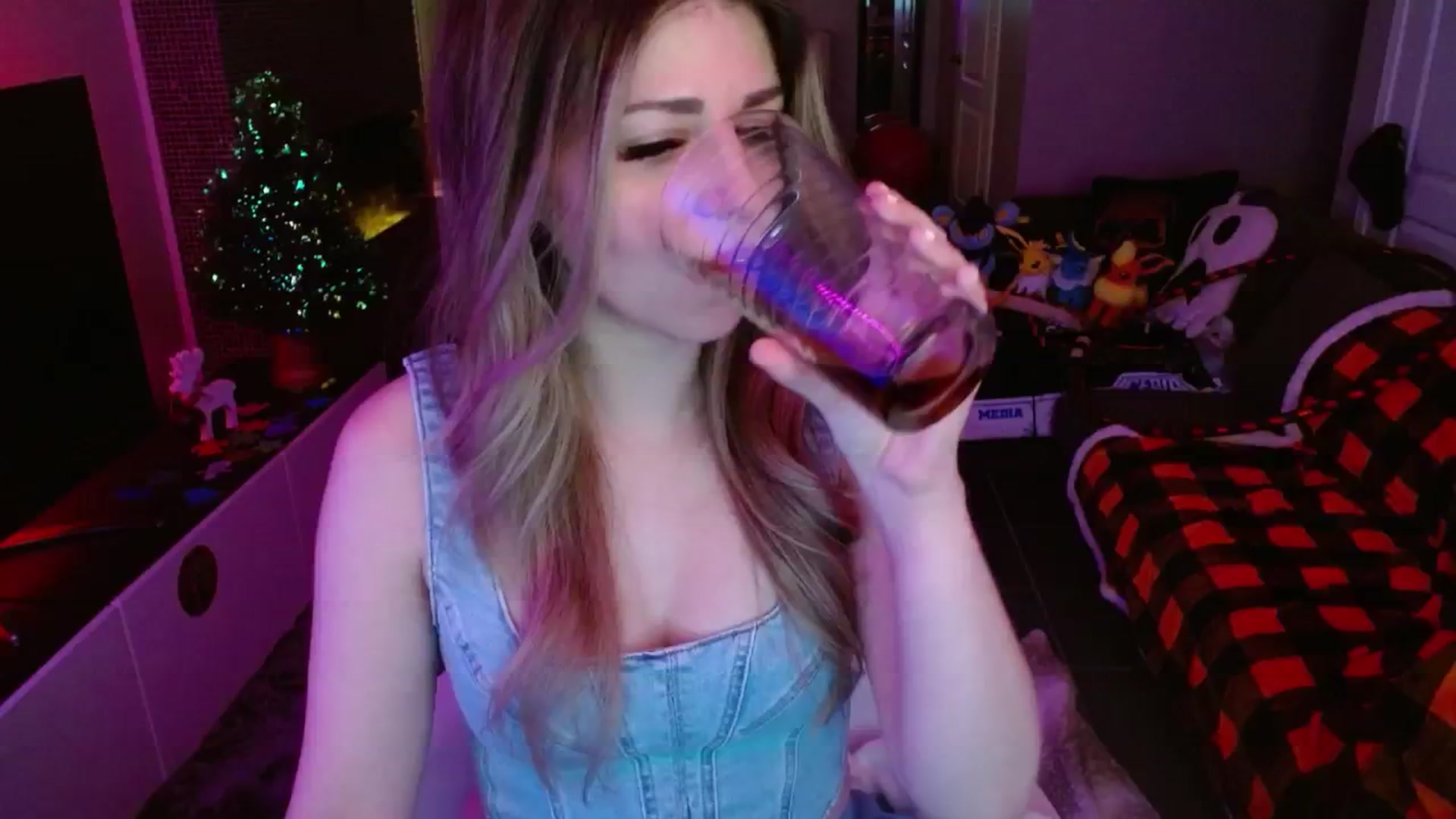 Gallery image thumbnail from Serafina's myfreecams stream on, 12/06/2024, 04:51 image 14 of 20