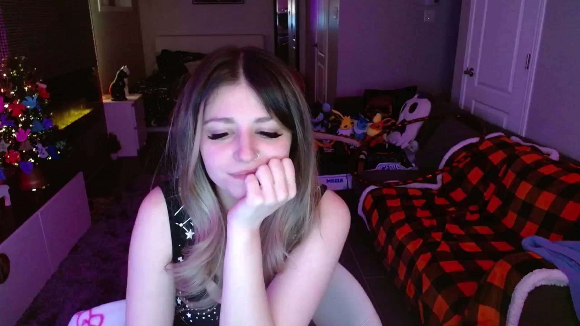 Gallery image thumbnail from Serafina's myfreecams stream on, 12/09/2024, 06:03 image 16 of 20