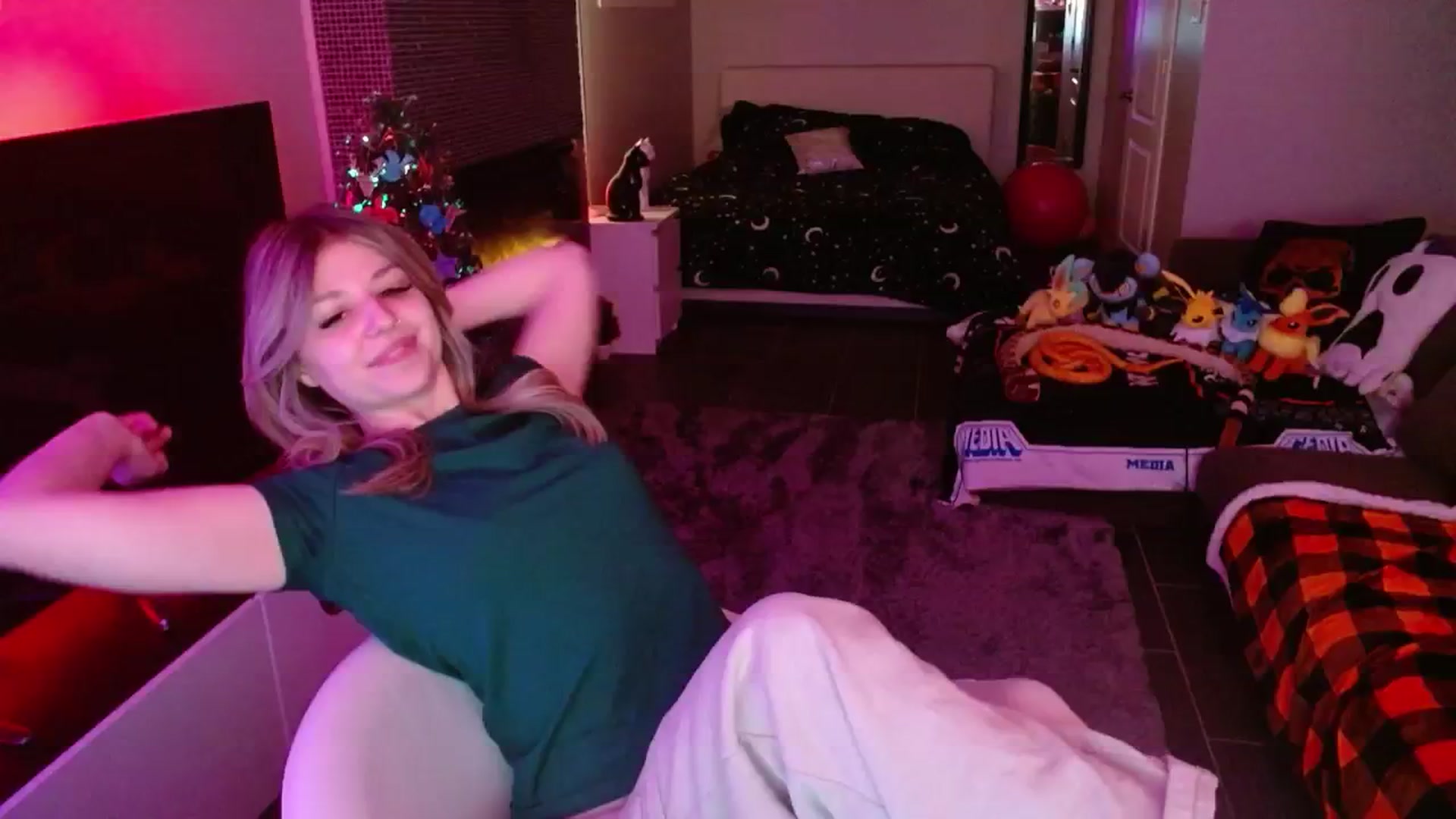 Gallery image thumbnail from Serafina's myfreecams stream on, 12/18/2024, 05:08 image 11 of 20