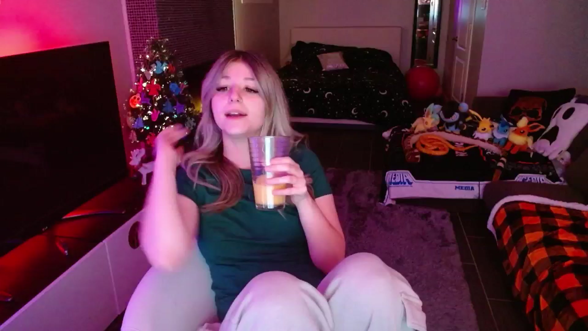 Gallery image thumbnail from Serafina's myfreecams stream on, 12/18/2024, 05:08 image 10 of 20