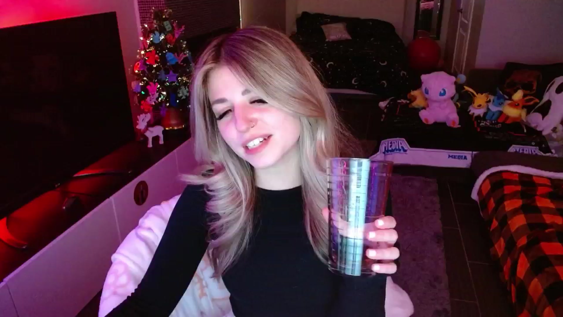 Gallery image thumbnail from Serafina's myfreecams stream on, 12/30/2024, 03:54 image 19 of 20