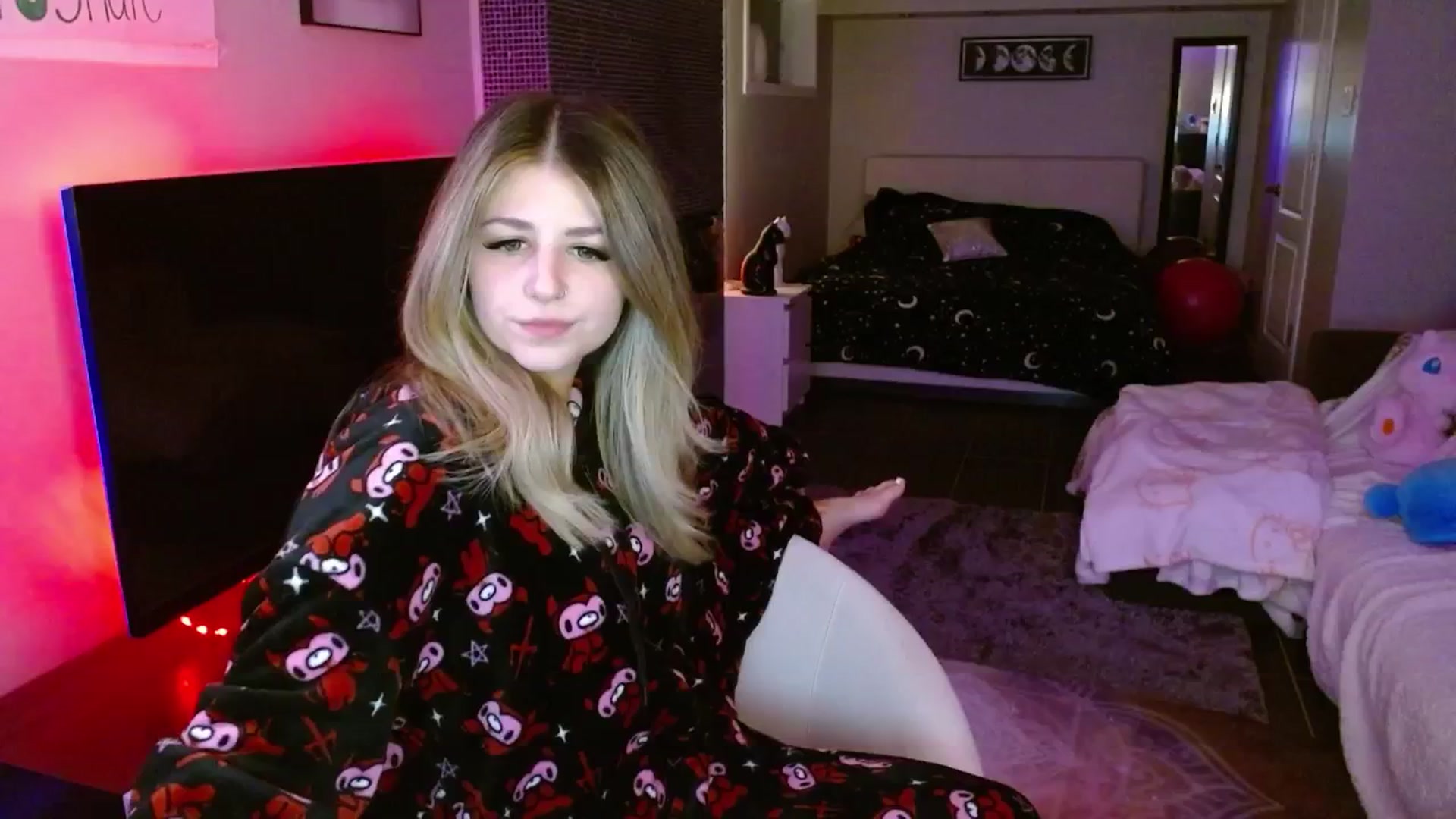 Gallery image thumbnail from Serafina's myfreecams stream on, 03/28/2025, 04:10 image 10 of 20