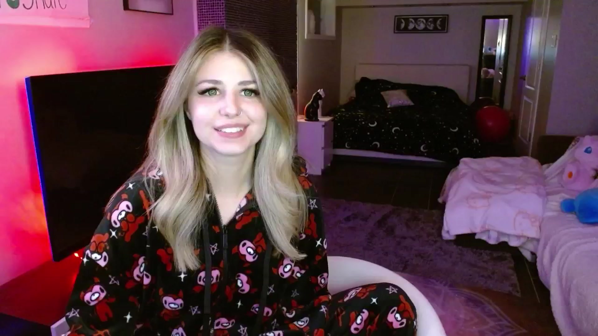 Gallery image thumbnail from Serafina's myfreecams stream on, 03/28/2025, 04:10 image 7 of 20