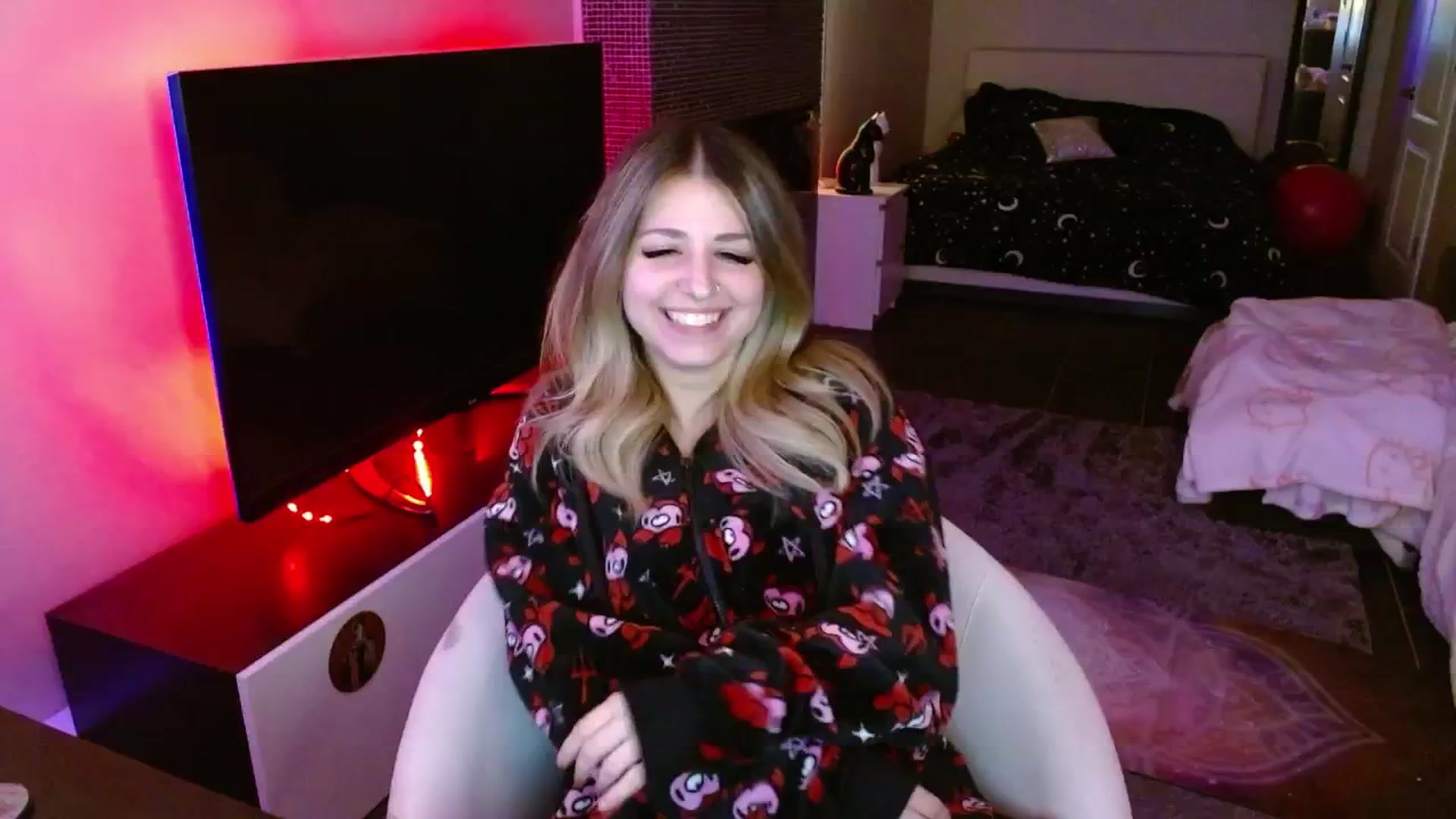 Gallery image thumbnail from Serafina's myfreecams stream on, 03/28/2025, 04:10 image 16 of 20