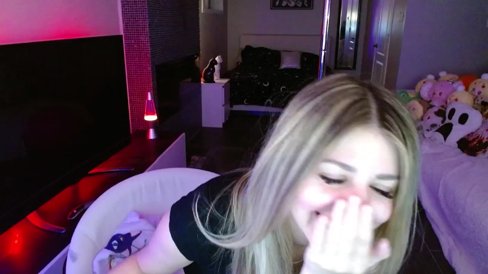 Gallery image thumbnail from Serafina's myfreecams stream on, 05/22/2025, 04:03 image 18 of 20