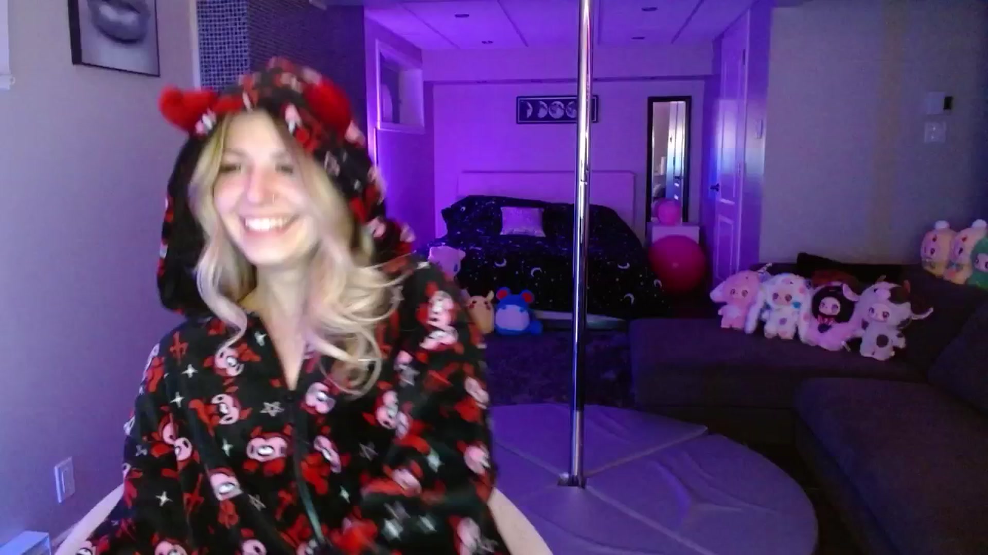 Gallery image thumbnail from Serafina's myfreecams stream on, 06/04/2025, 04:38 image 13 of 20