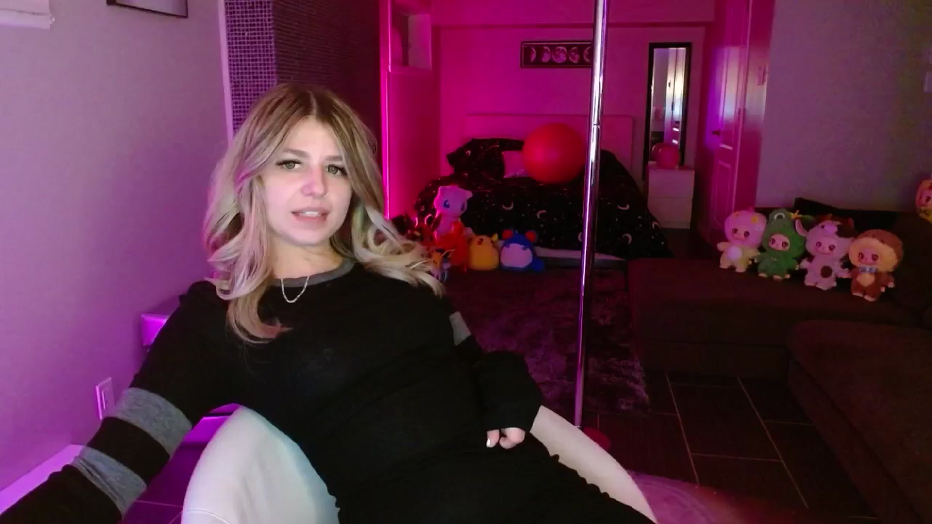 Gallery image thumbnail from Serafina's myfreecams stream on, 06/22/2025, 05:26 image 1 of 20