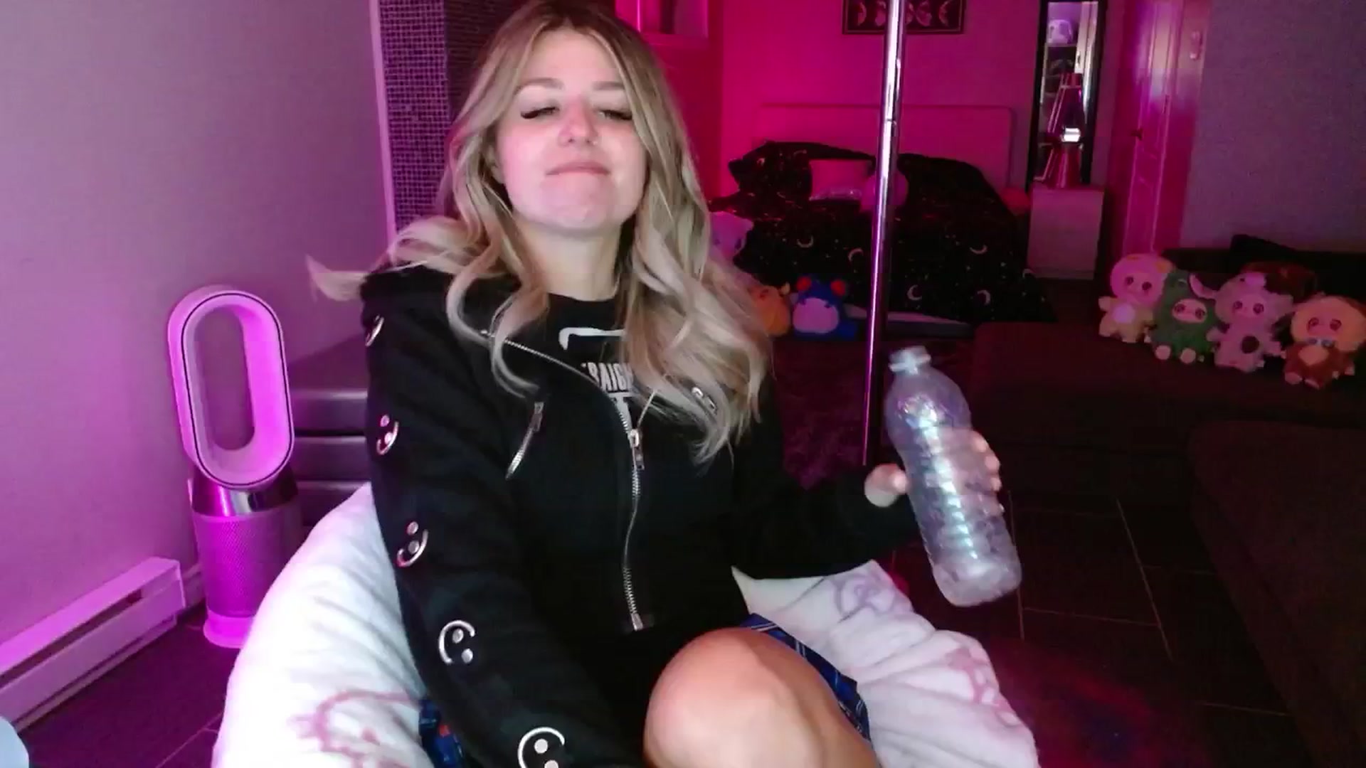 Gallery image thumbnail from Serafina's myfreecams stream on, 08/20/2025, 05:12 image 5 of 20