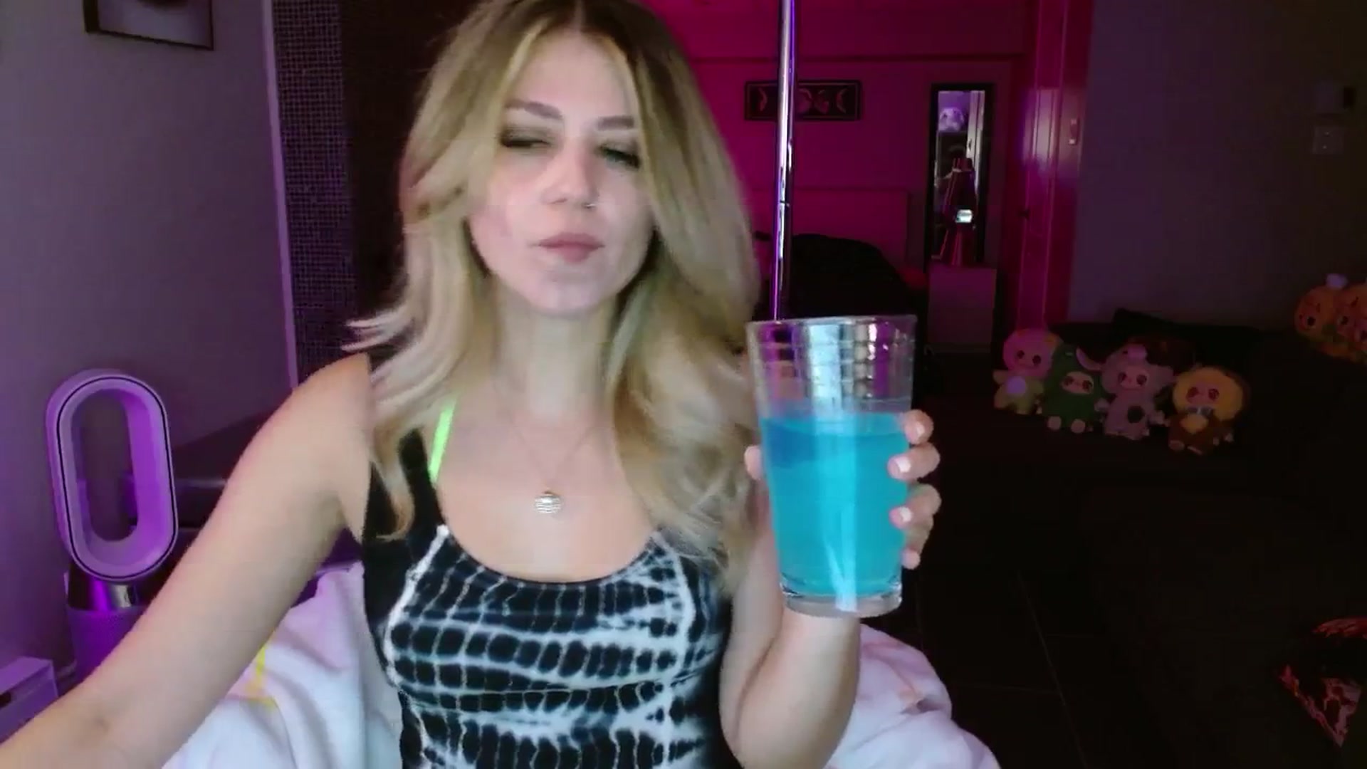 Gallery image thumbnail from Serafina's myfreecams stream on, 08/24/2025, 03:52 image 16 of 20