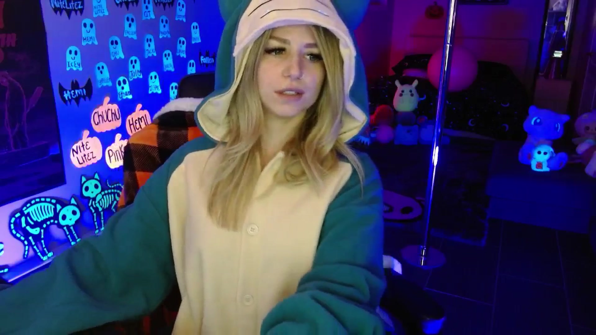 Gallery image thumbnail from Serafina's myfreecams stream on, 10/16/2025, 04:04 image 15 of 20