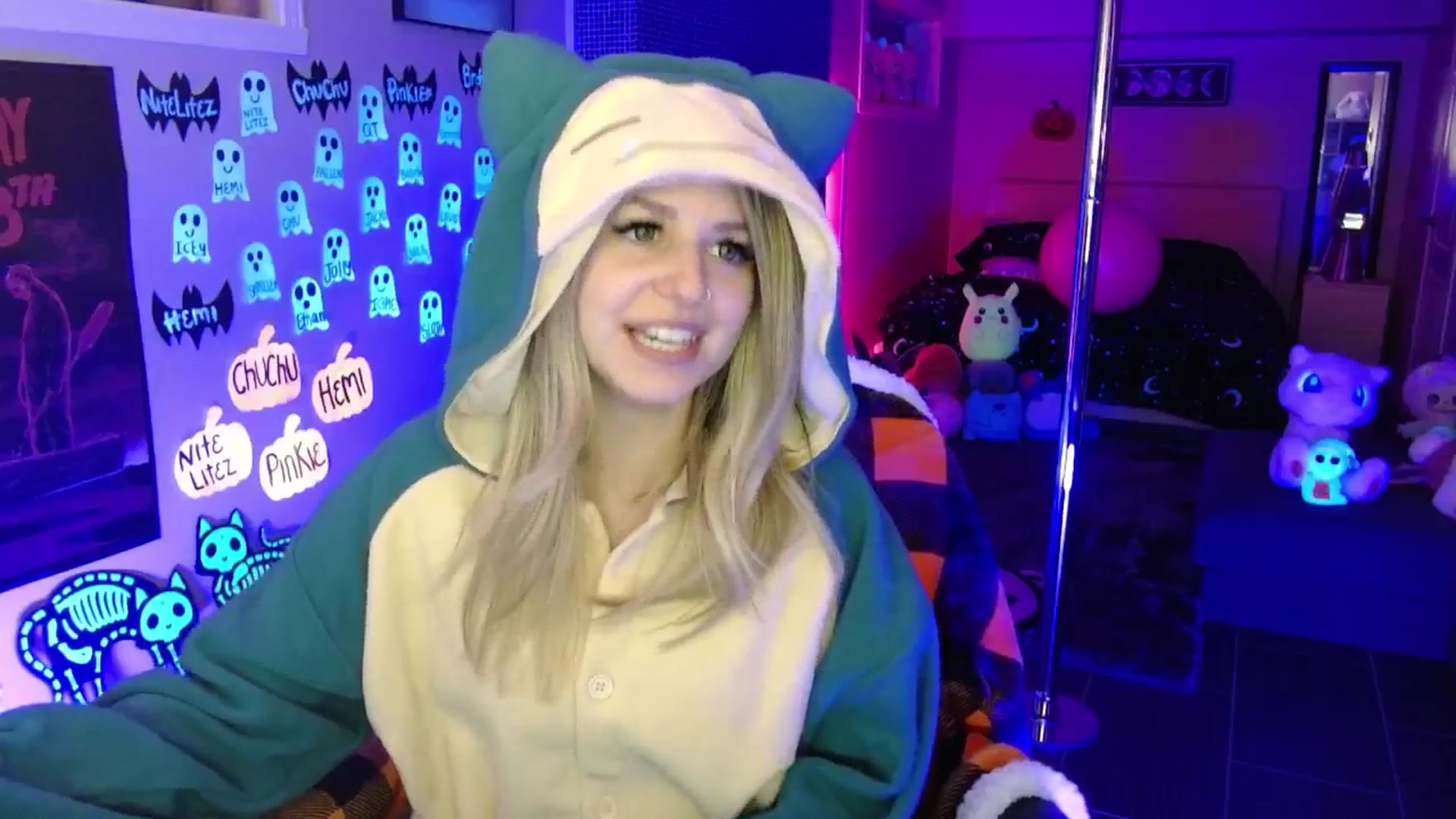 Gallery image thumbnail from Serafina's myfreecams stream on, 10/16/2025, 04:04 image 17 of 20