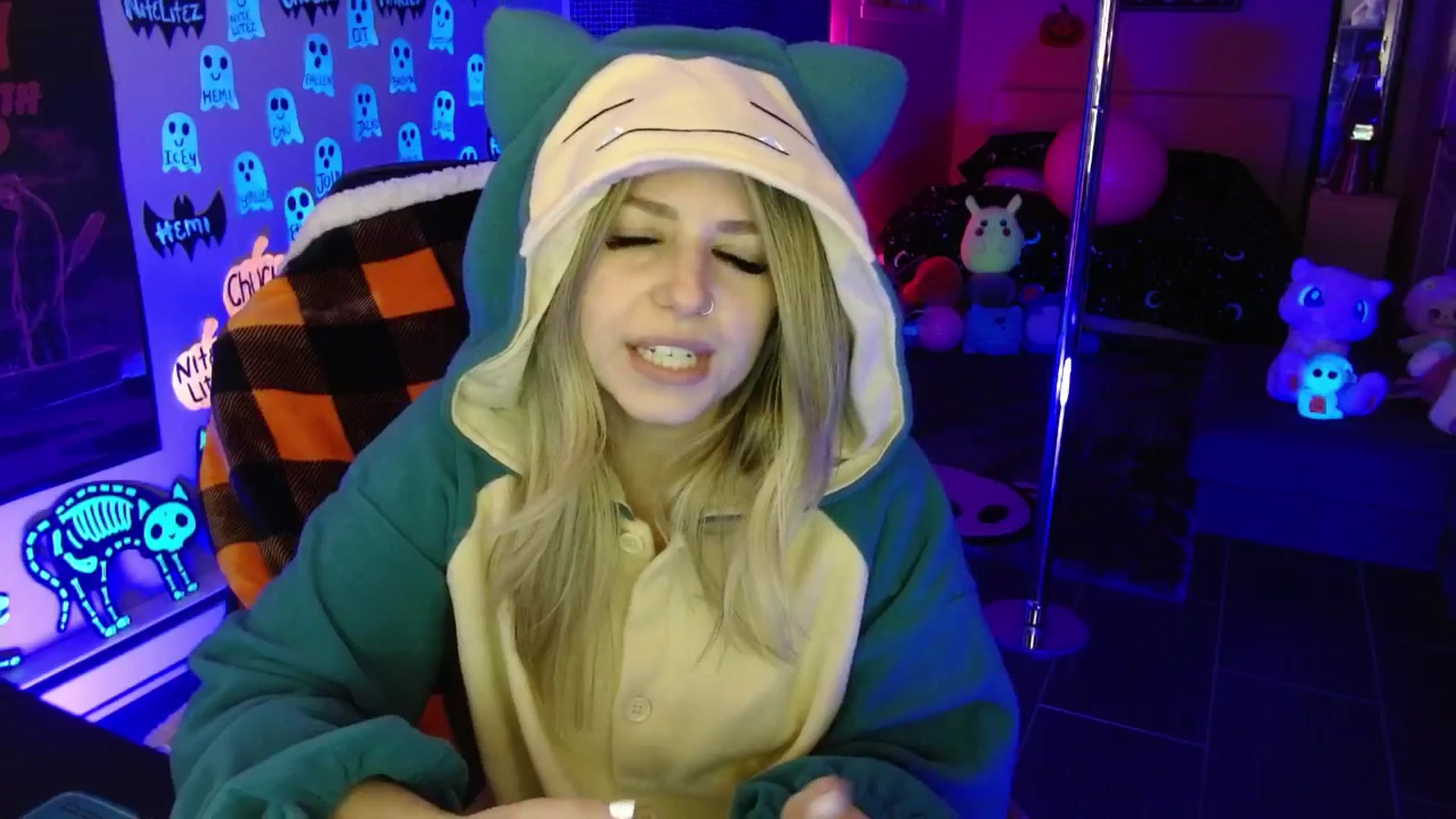 Gallery image thumbnail from Serafina's myfreecams stream on, 10/16/2025, 04:04 image 3 of 20