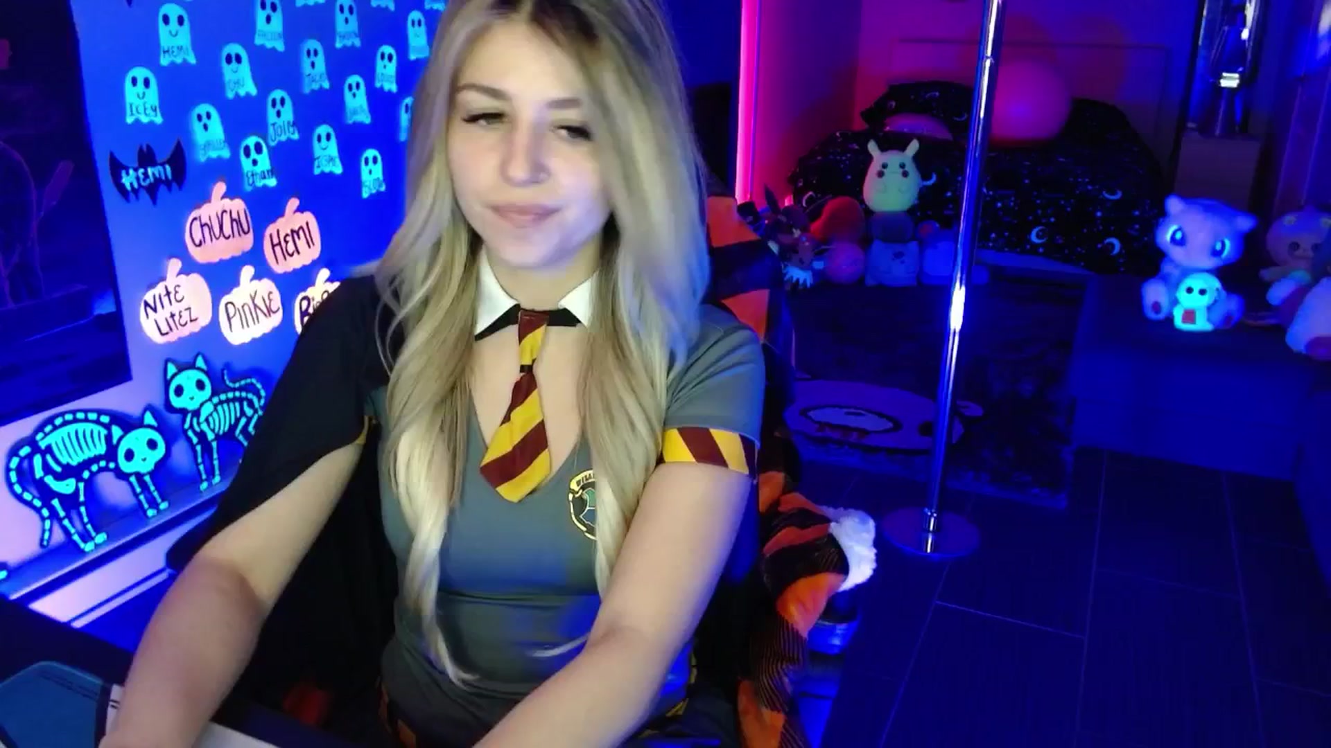 Gallery image thumbnail from Serafina's myfreecams stream on, 10/19/2025, 03:54 image 6 of 20