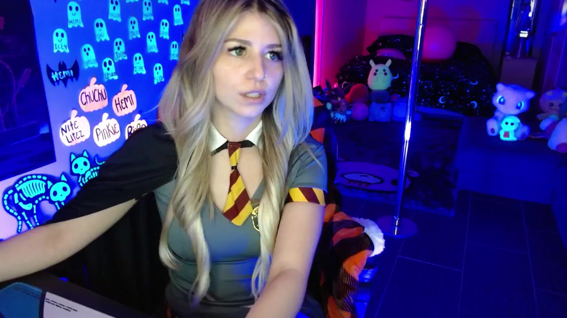 Gallery image thumbnail from Serafina's myfreecams stream on, 10/19/2025, 03:54 image 8 of 20