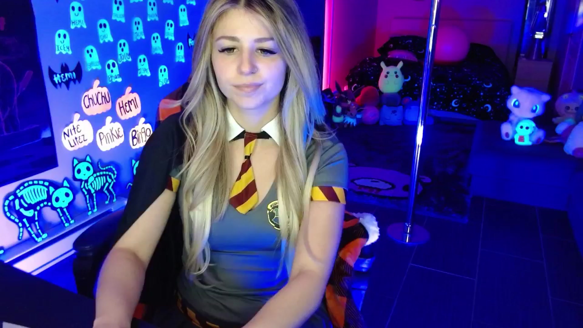 Gallery image thumbnail from Serafina's myfreecams stream on, 10/19/2025, 03:54 image 4 of 20