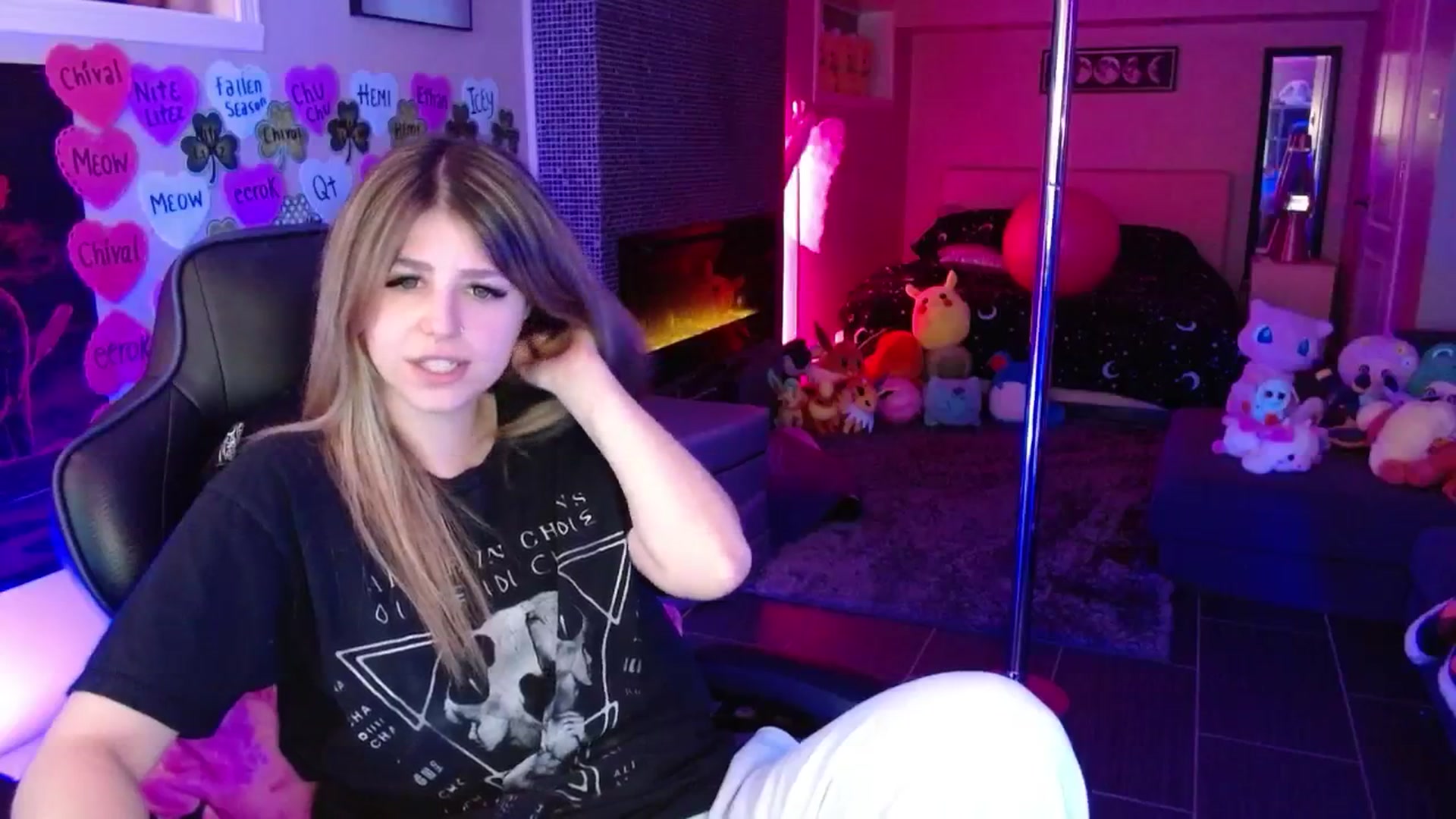 Gallery image thumbnail from Serafina's myfreecams stream on, 03/19/2026, 04:12 image 14 of 20