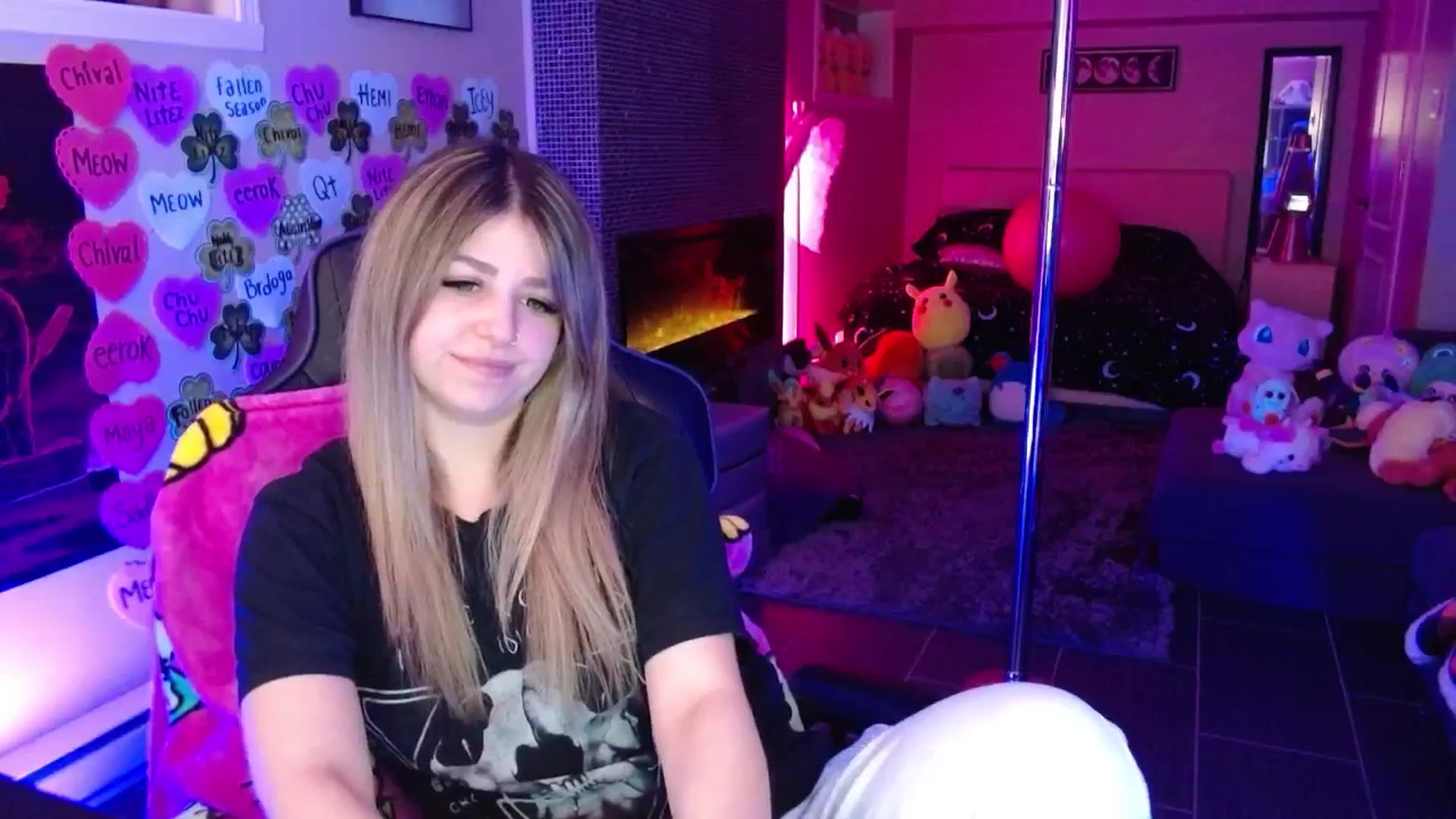 Gallery image thumbnail from Serafina's myfreecams stream on, 03/19/2026, 04:12 image 4 of 20