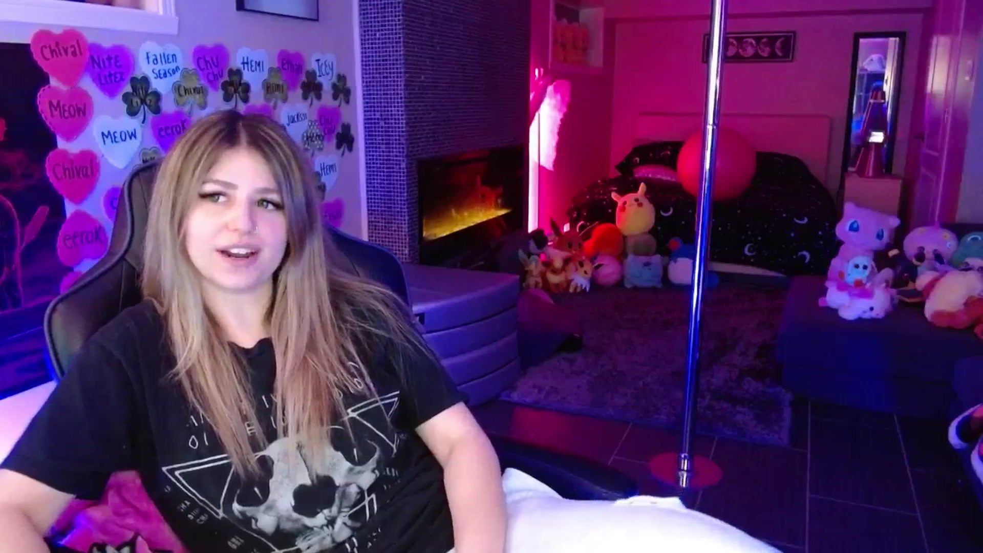 Gallery image thumbnail from Serafina's myfreecams stream on, 03/19/2026, 04:12 image 15 of 20