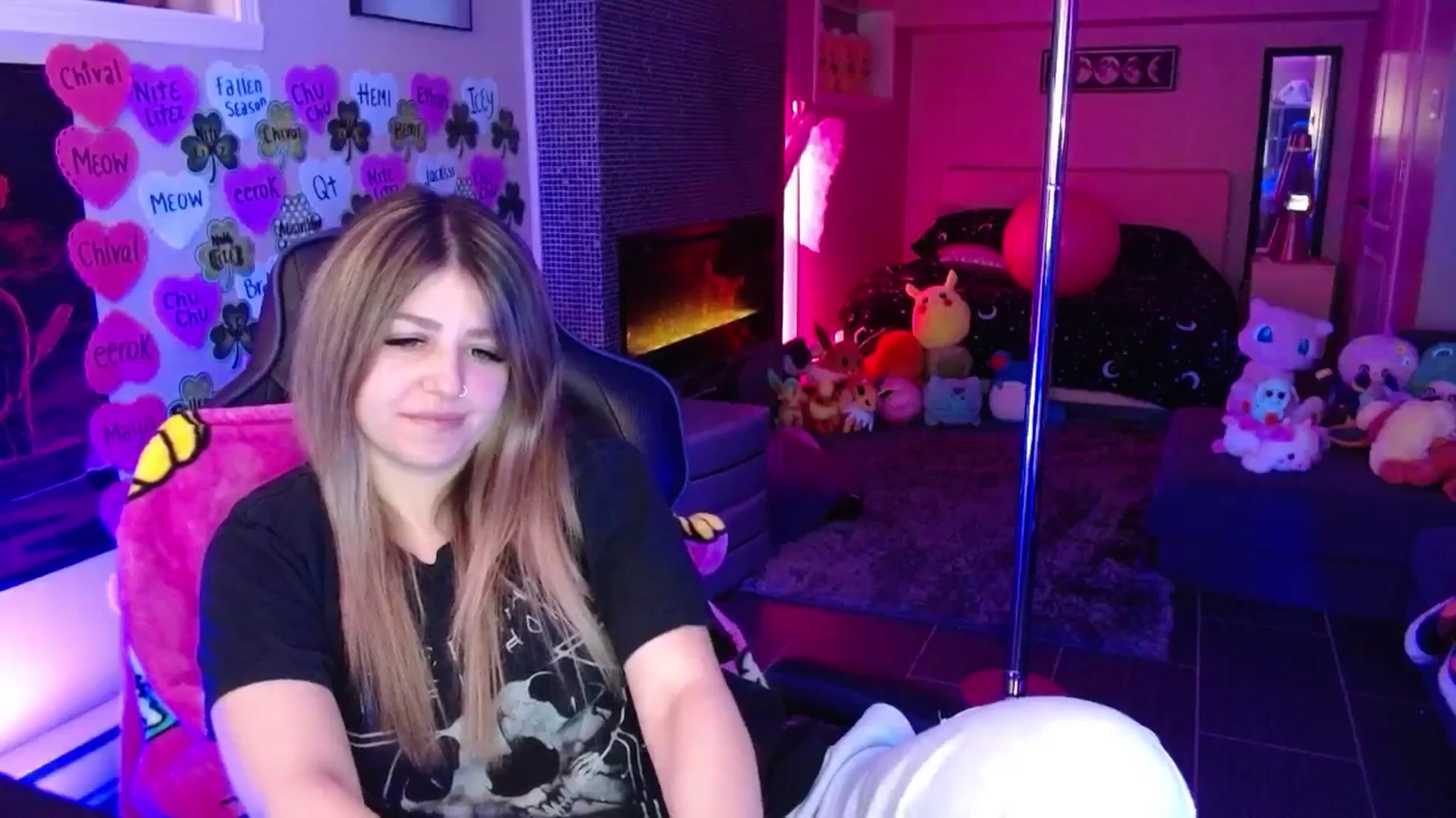 Gallery image thumbnail from Serafina's myfreecams stream on, 03/19/2026, 04:12 image 6 of 20