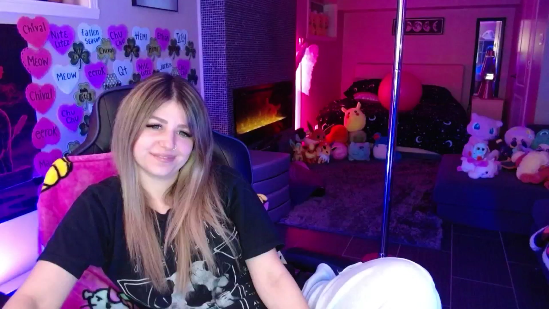 Gallery image thumbnail from Serafina's myfreecams stream on, 03/19/2026, 04:12 image 7 of 20
