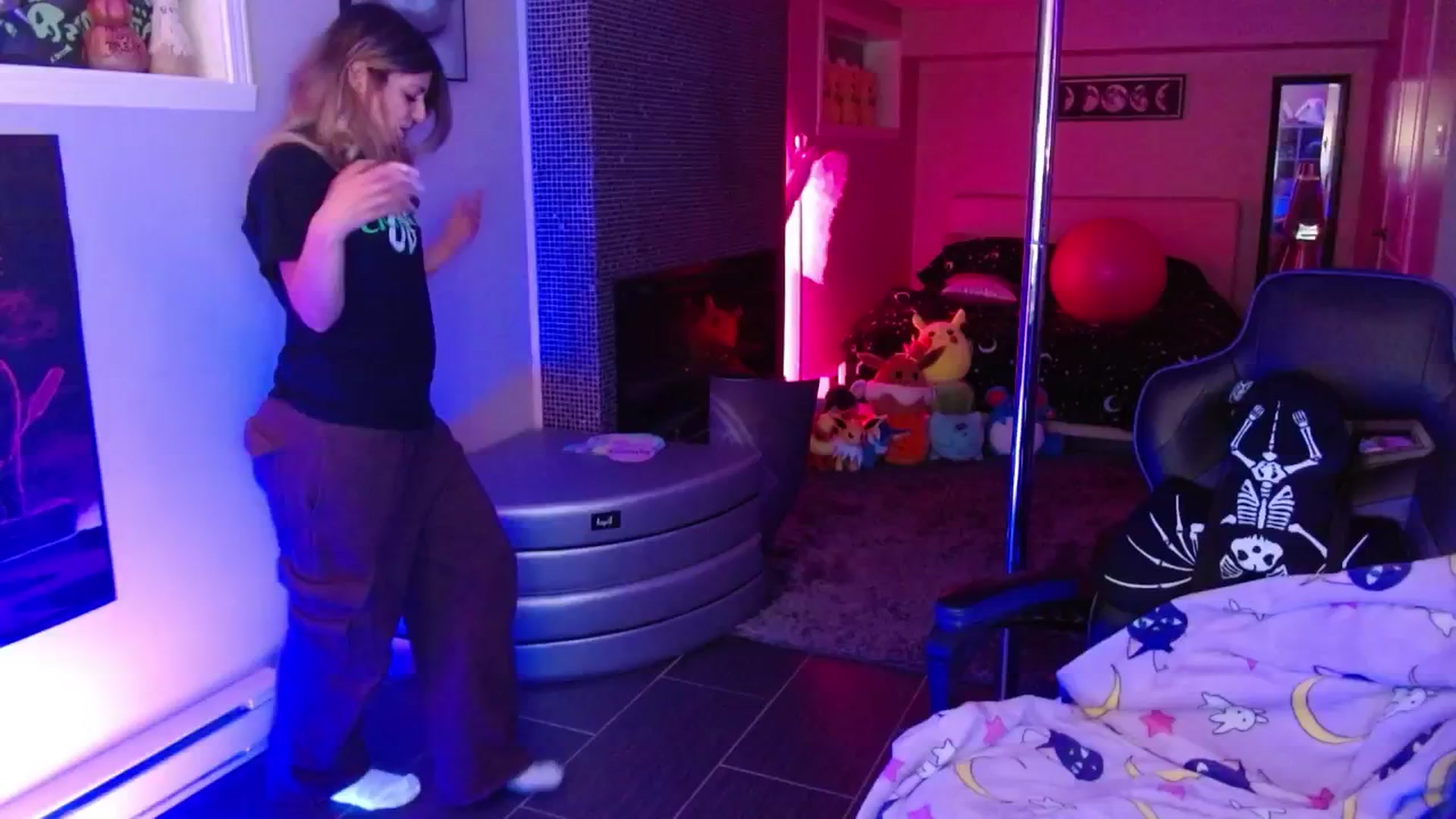 Gallery image thumbnail from Serafina's myfreecams stream on, 04/10/2026, 03:30 image 15 of 20