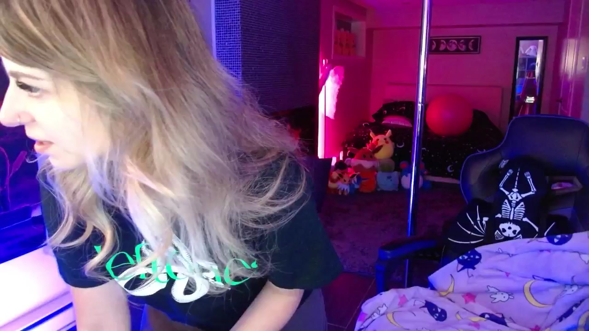 Gallery image thumbnail from Serafina's myfreecams stream on, 04/10/2026, 03:30 image 17 of 20